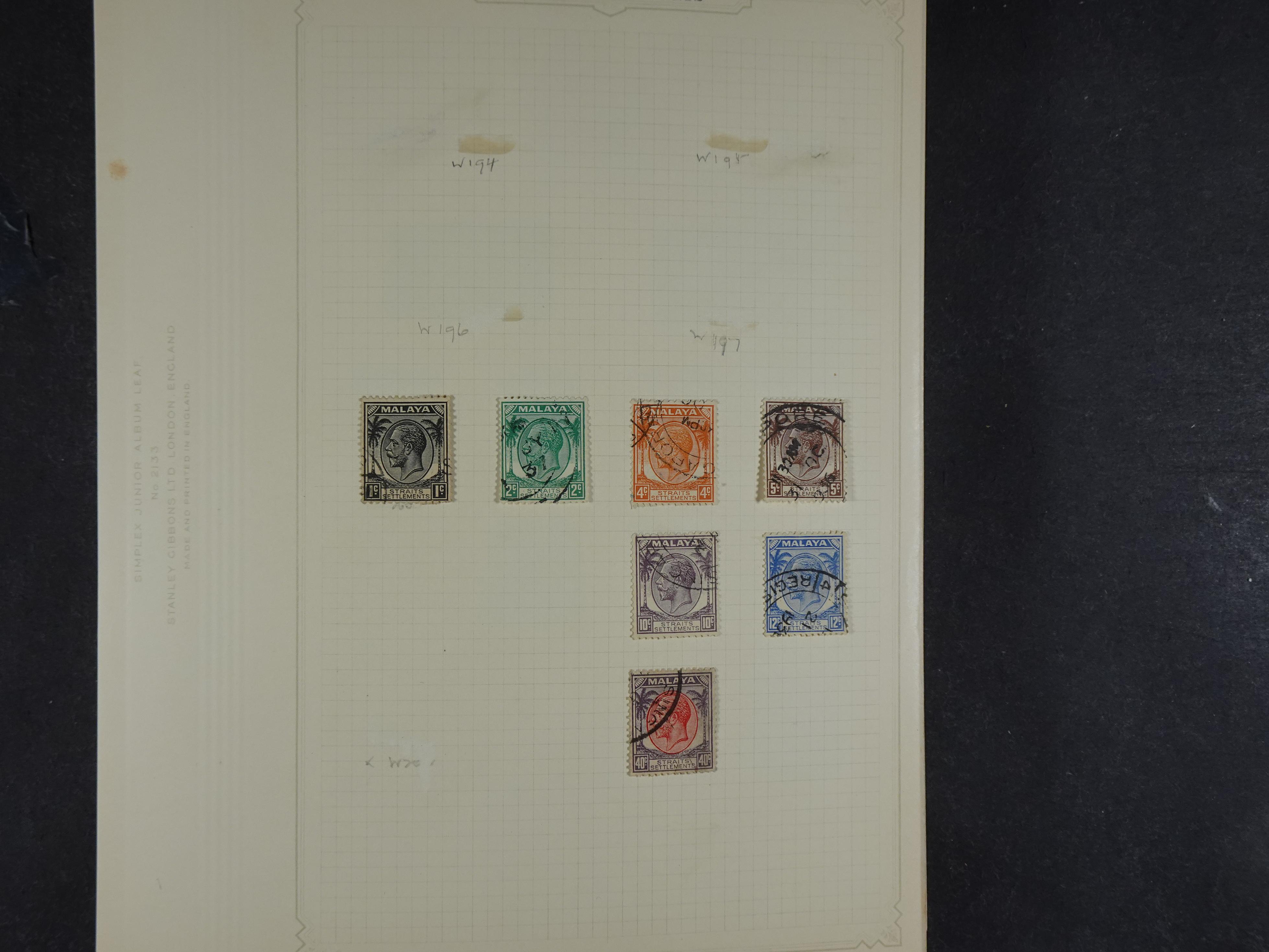 Doos met allerlei materiaal diverse betere zegels en fraaie stempels.
 74