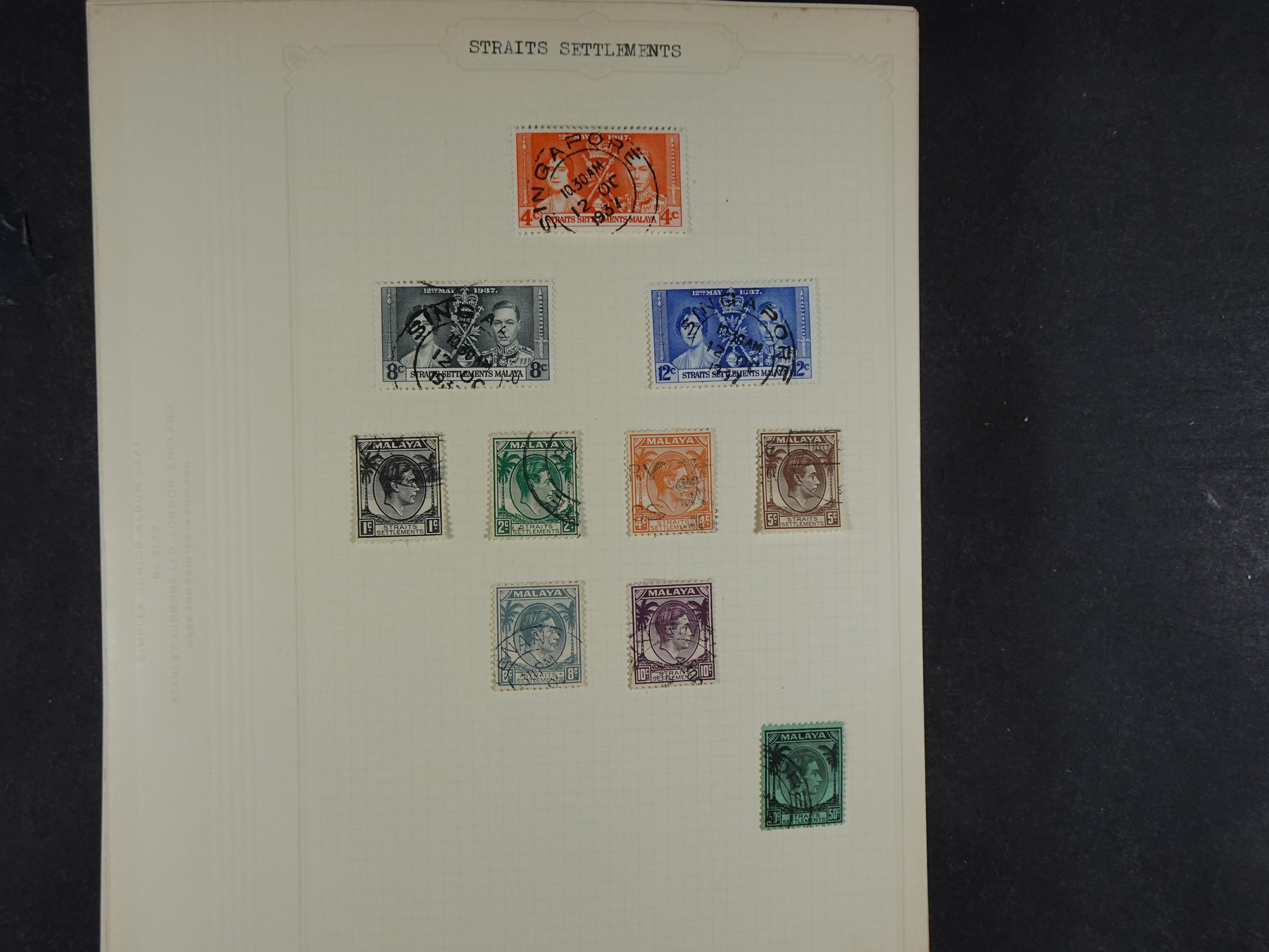 Doos met allerlei materiaal diverse betere zegels en fraaie stempels.
 75