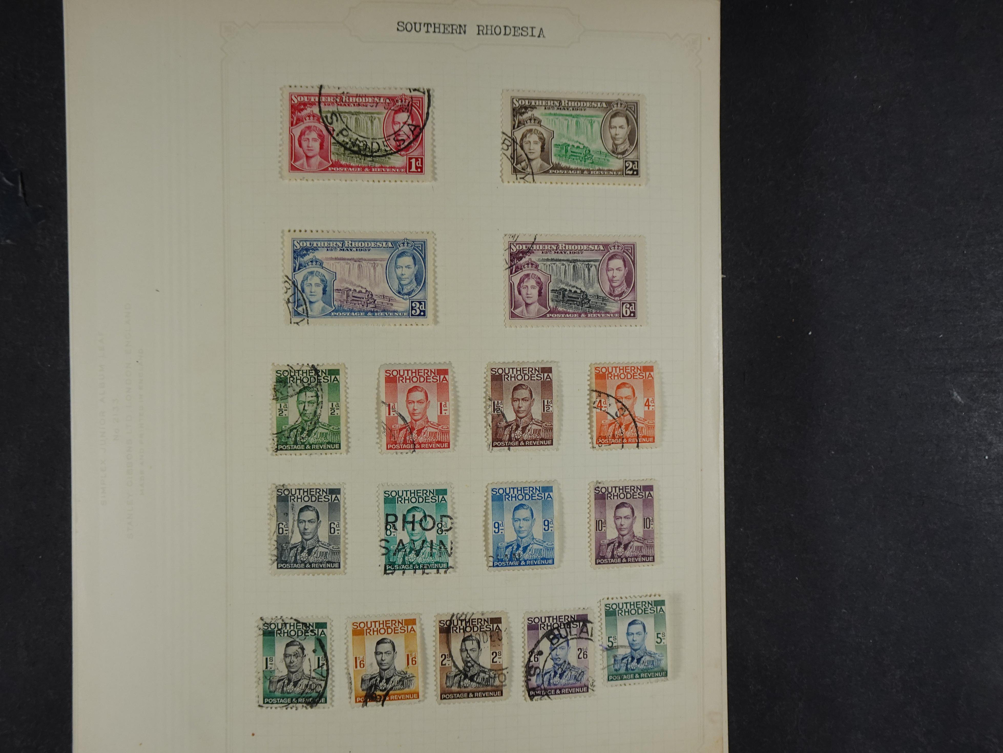 Doos met allerlei materiaal diverse betere zegels en fraaie stempels.
 76