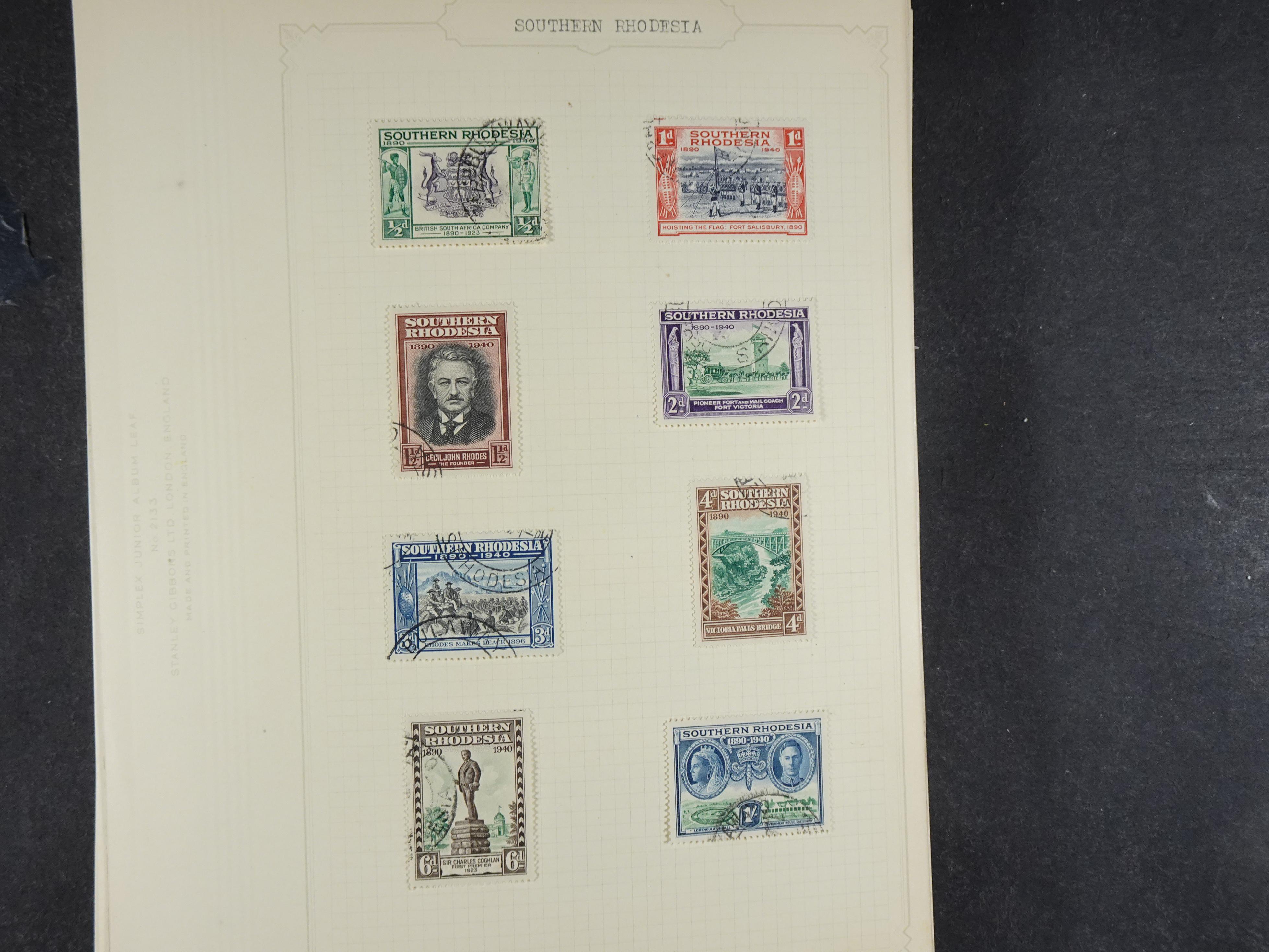 Doos met allerlei materiaal diverse betere zegels en fraaie stempels.
 77