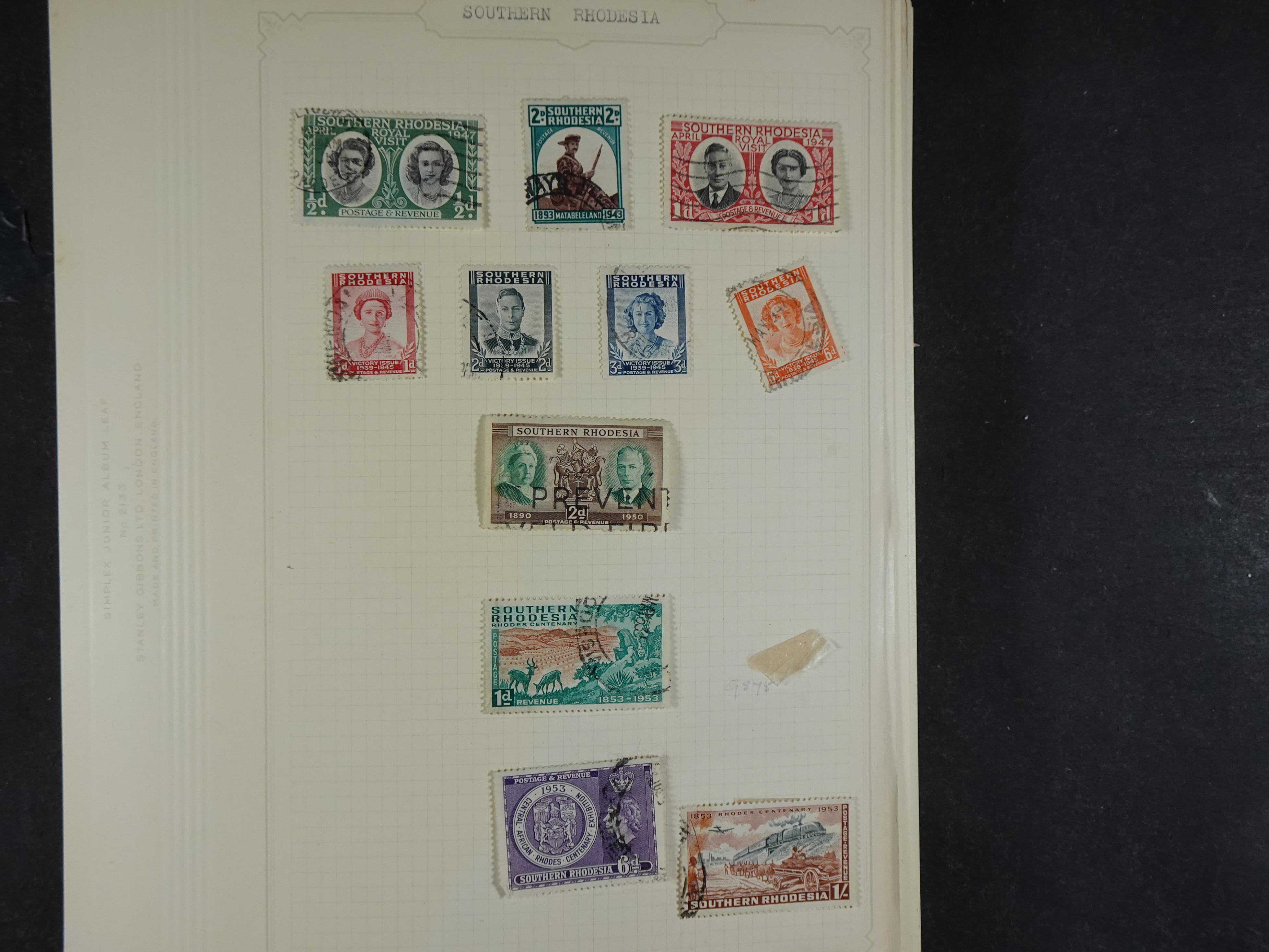 Doos met allerlei materiaal diverse betere zegels en fraaie stempels.
 78