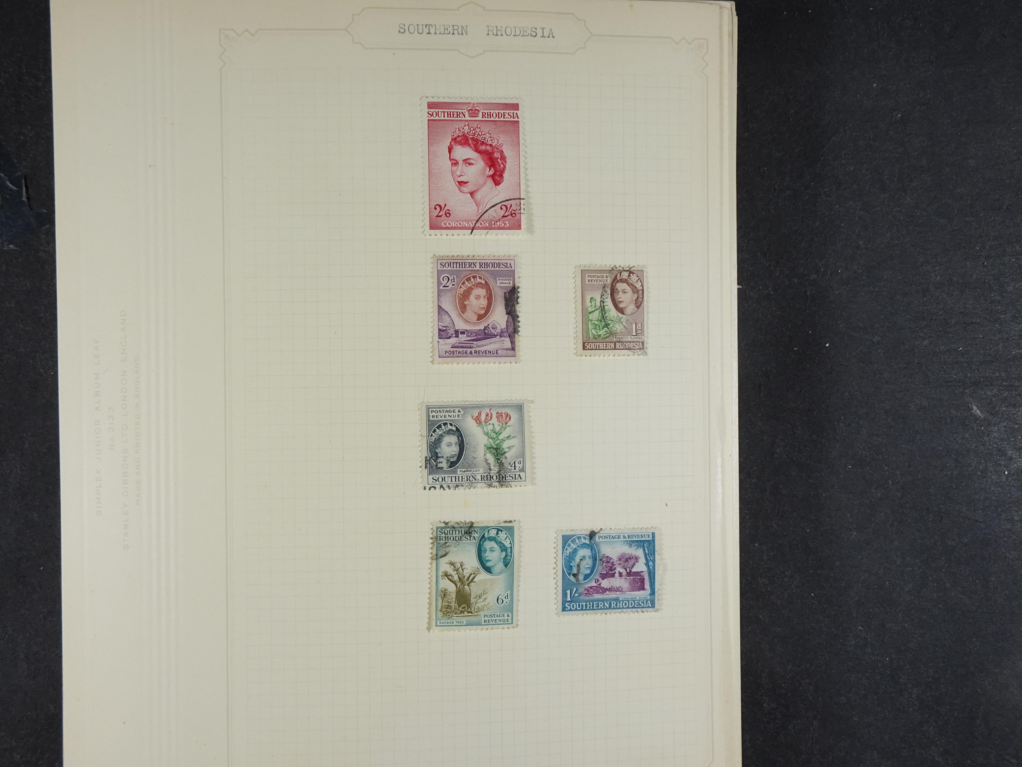 Doos met allerlei materiaal diverse betere zegels en fraaie stempels.
 79