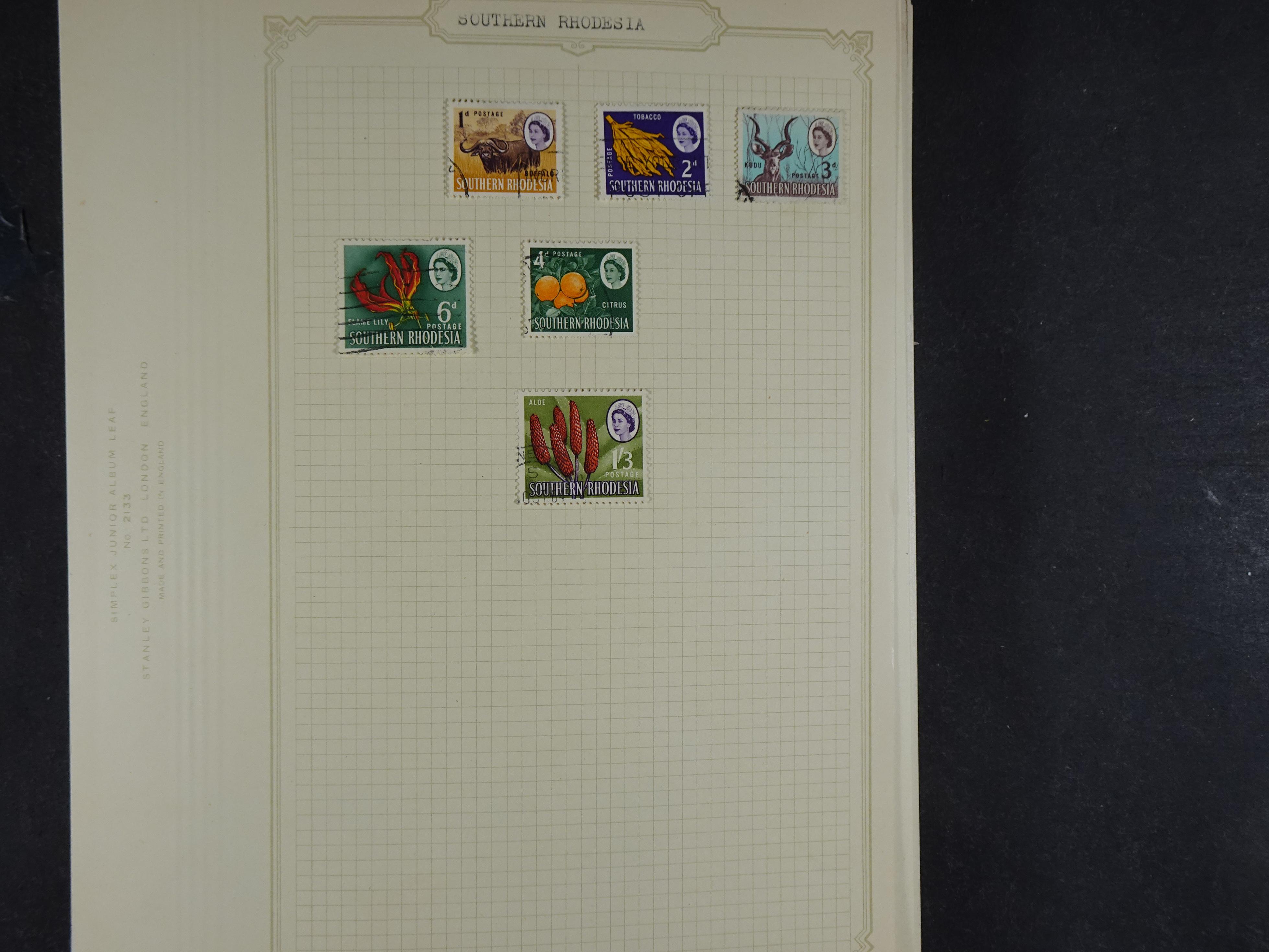 Doos met allerlei materiaal diverse betere zegels en fraaie stempels.
 80