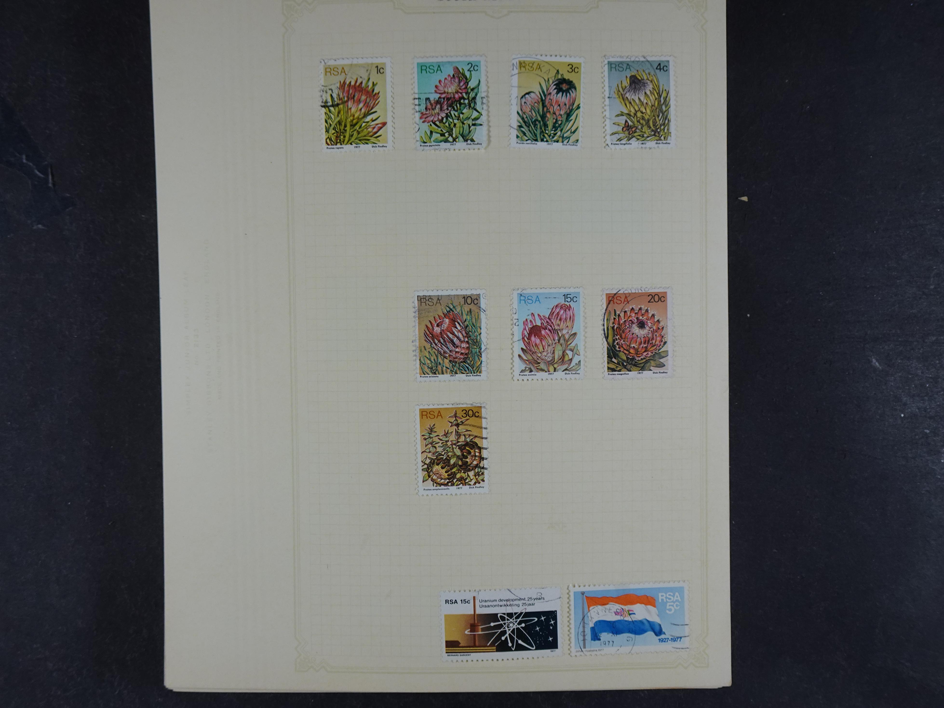 Doos met allerlei materiaal diverse betere zegels en fraaie stempels.
 81