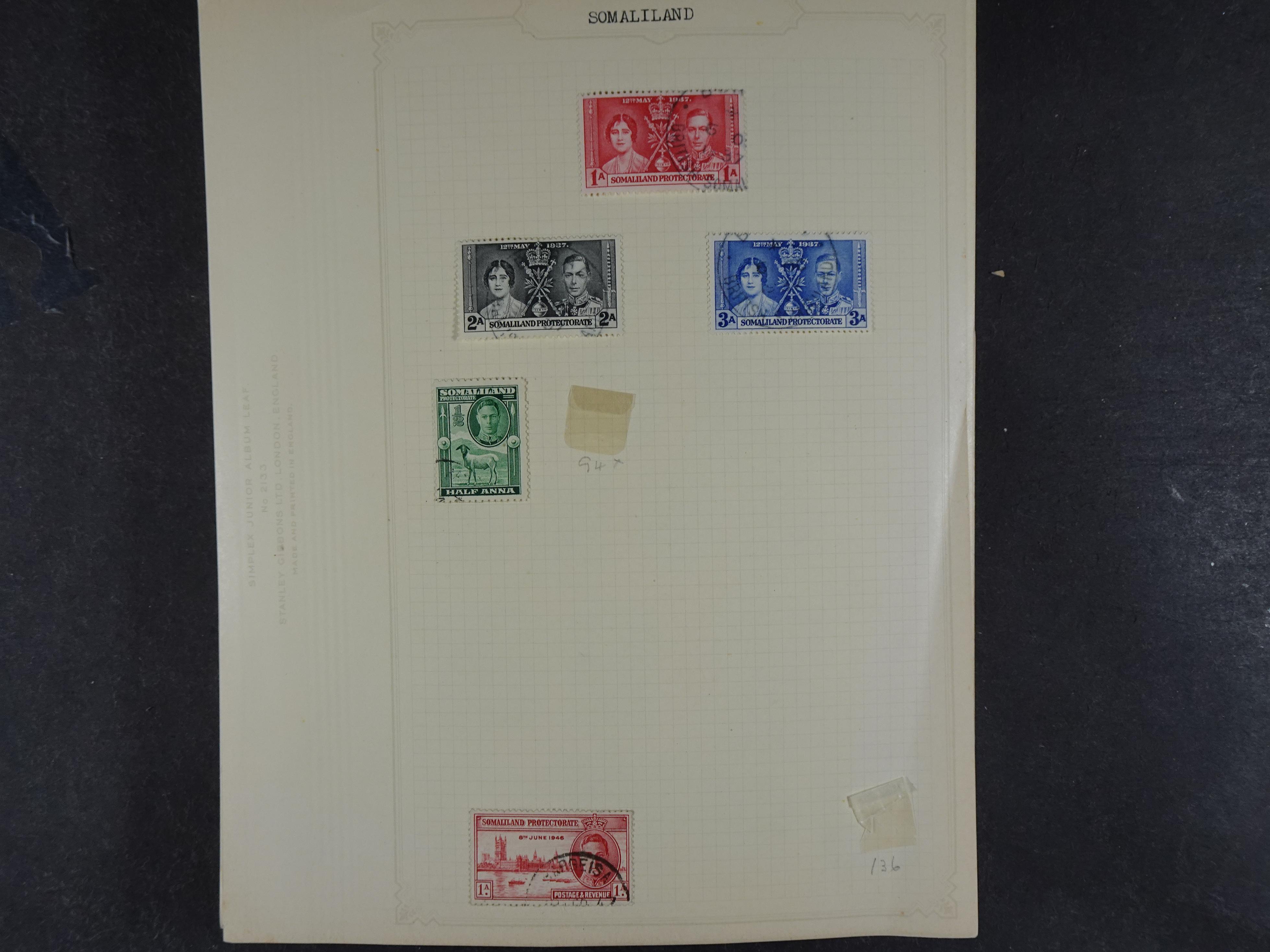 Doos met allerlei materiaal diverse betere zegels en fraaie stempels.
 82