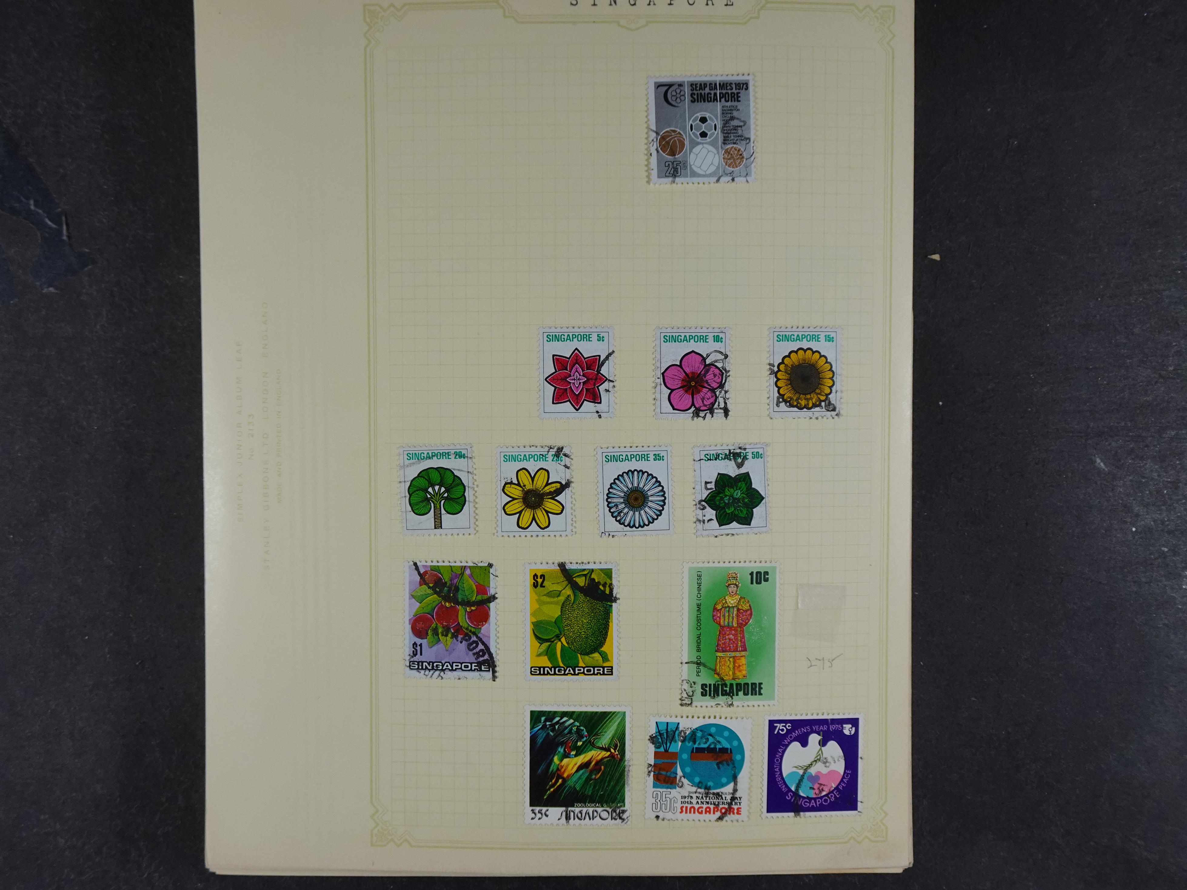 Doos met allerlei materiaal diverse betere zegels en fraaie stempels.
 83