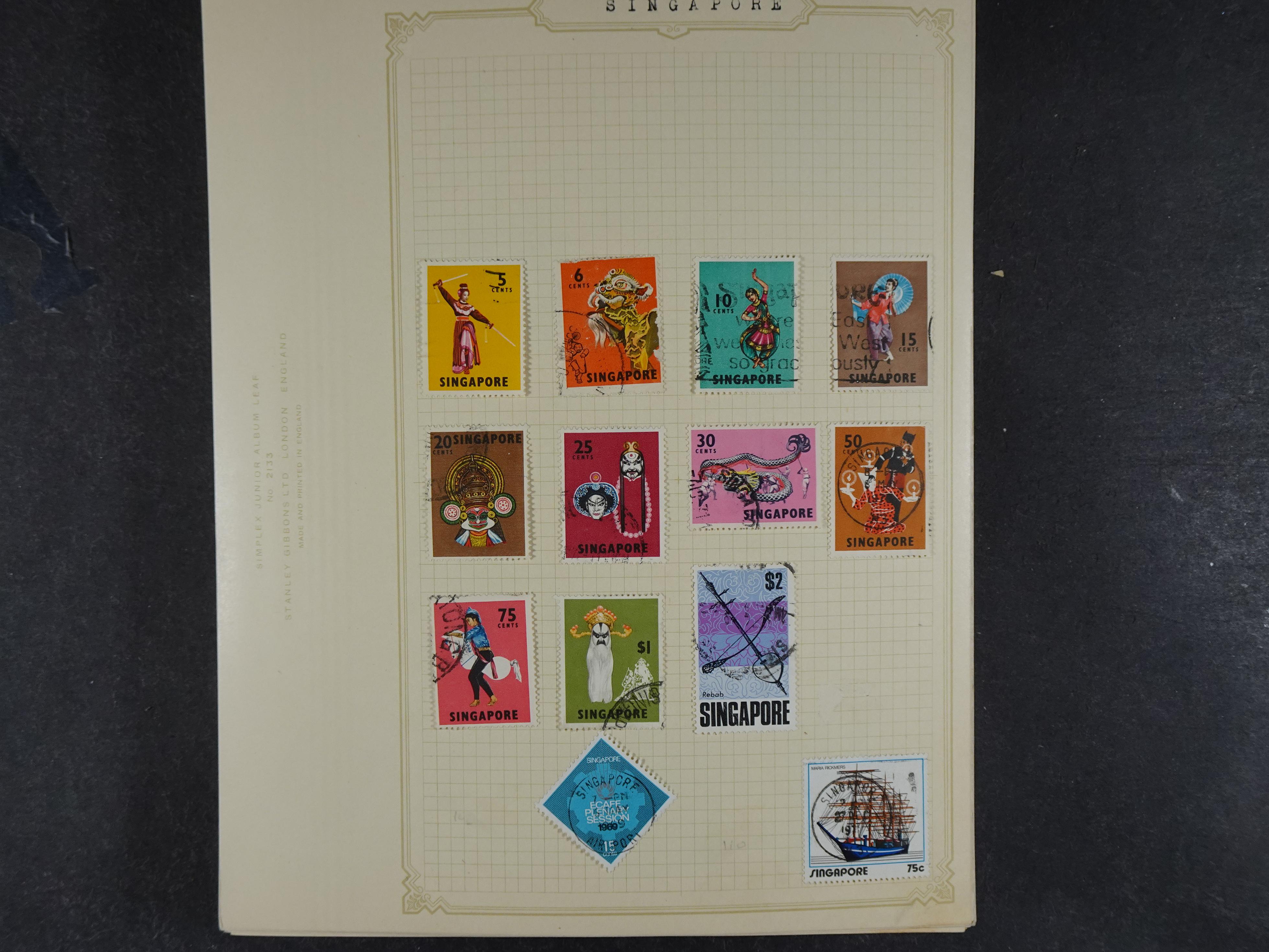 Doos met allerlei materiaal diverse betere zegels en fraaie stempels.
 84