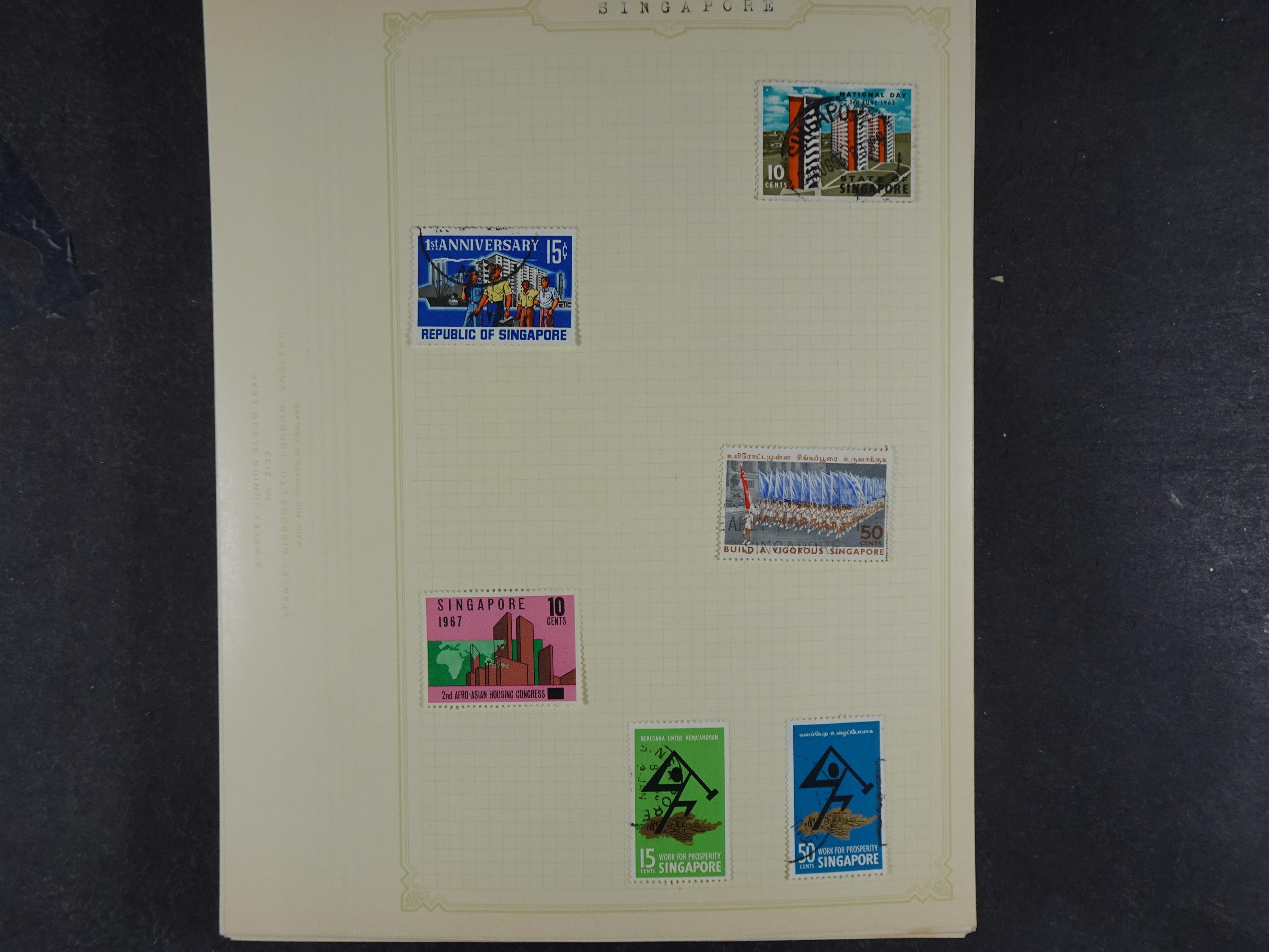 Doos met allerlei materiaal diverse betere zegels en fraaie stempels.
 85