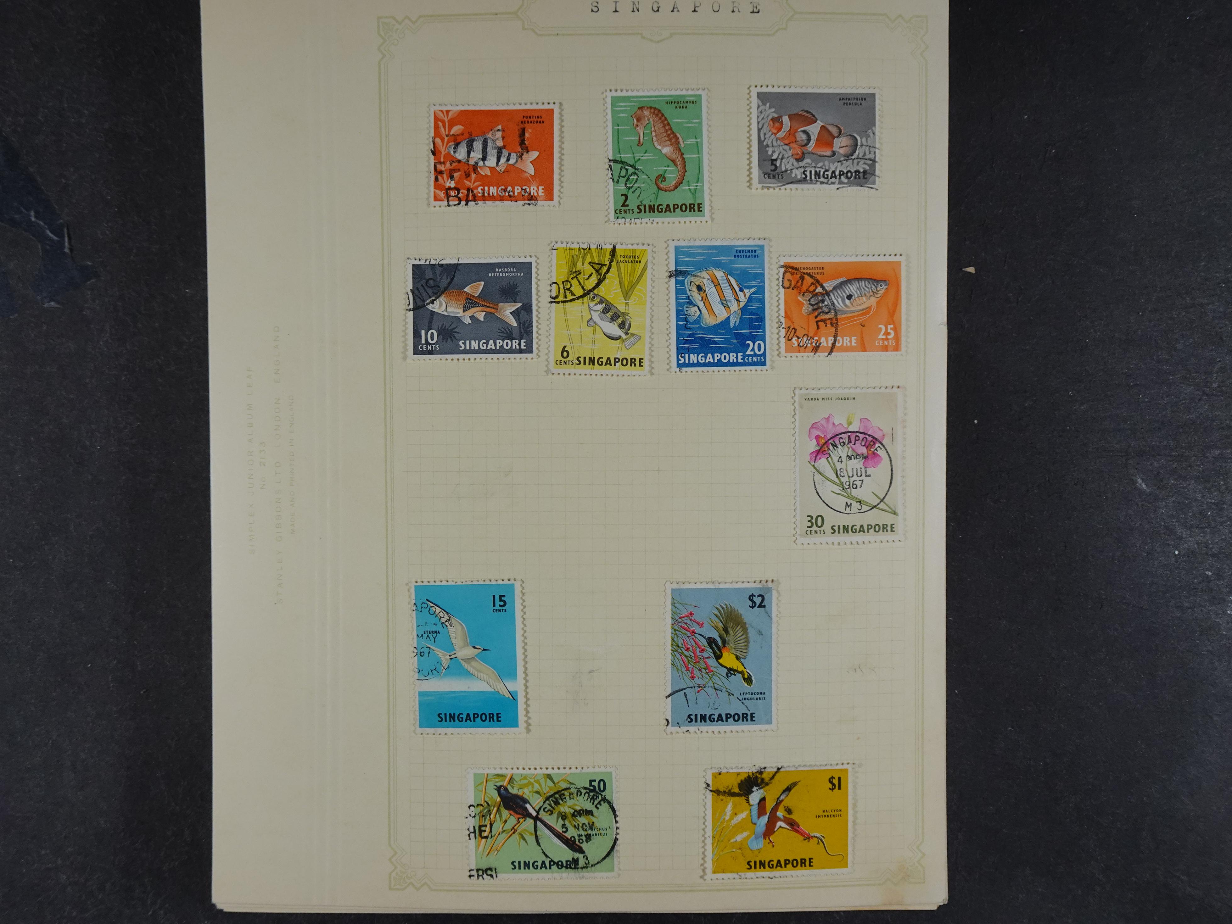 Doos met allerlei materiaal diverse betere zegels en fraaie stempels.
 86