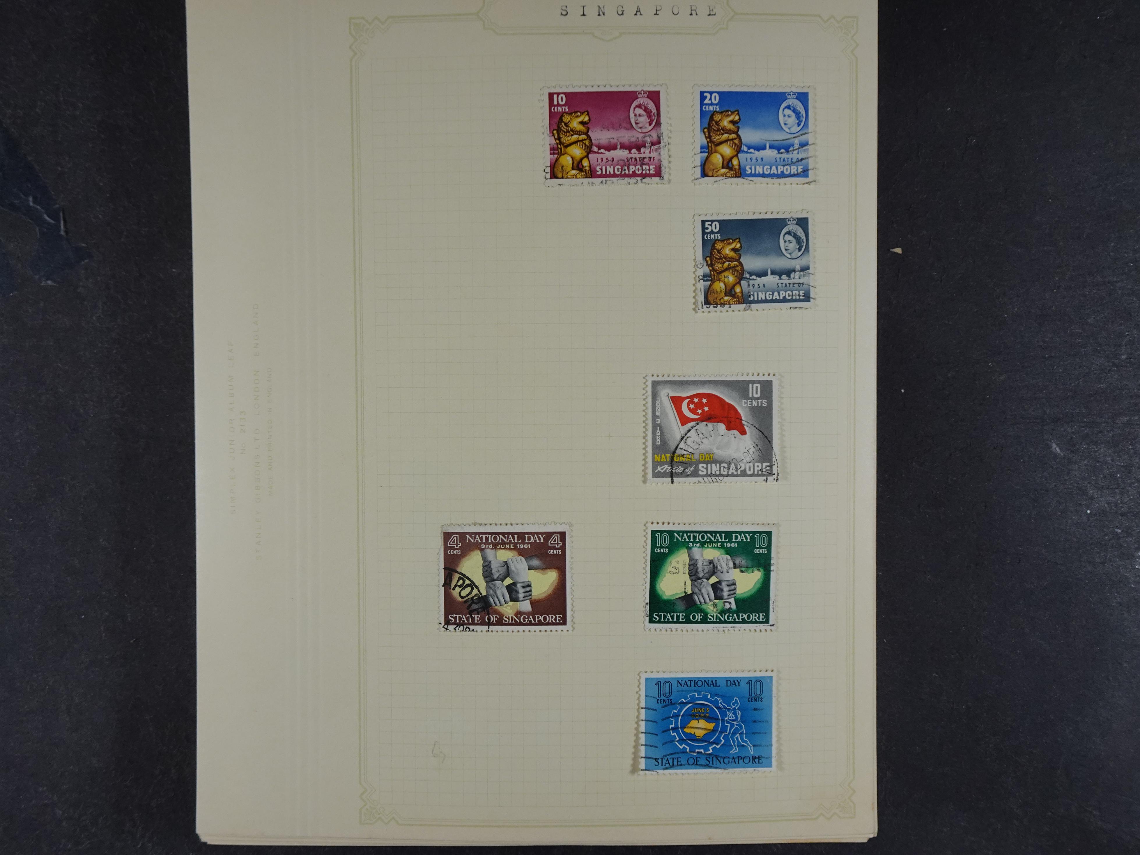 Doos met allerlei materiaal diverse betere zegels en fraaie stempels.
 87