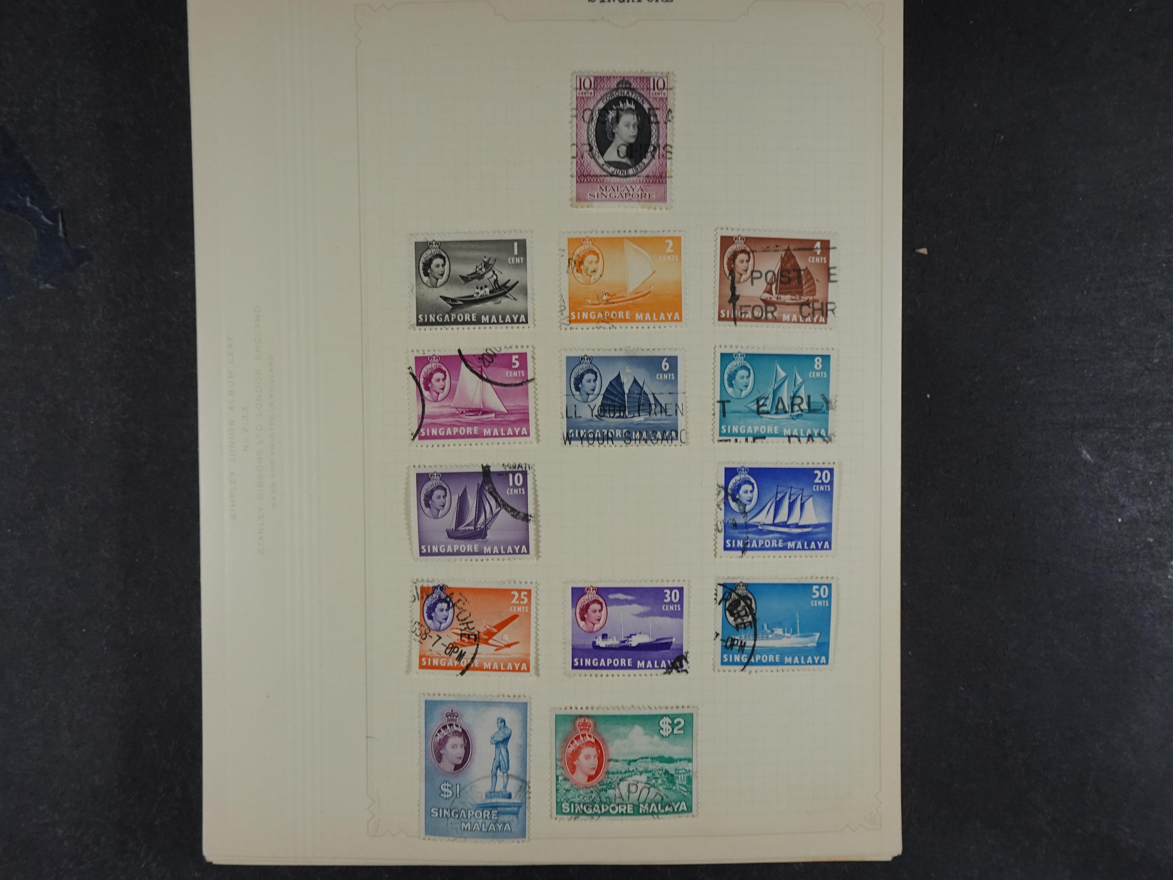 Doos met allerlei materiaal diverse betere zegels en fraaie stempels.
 88