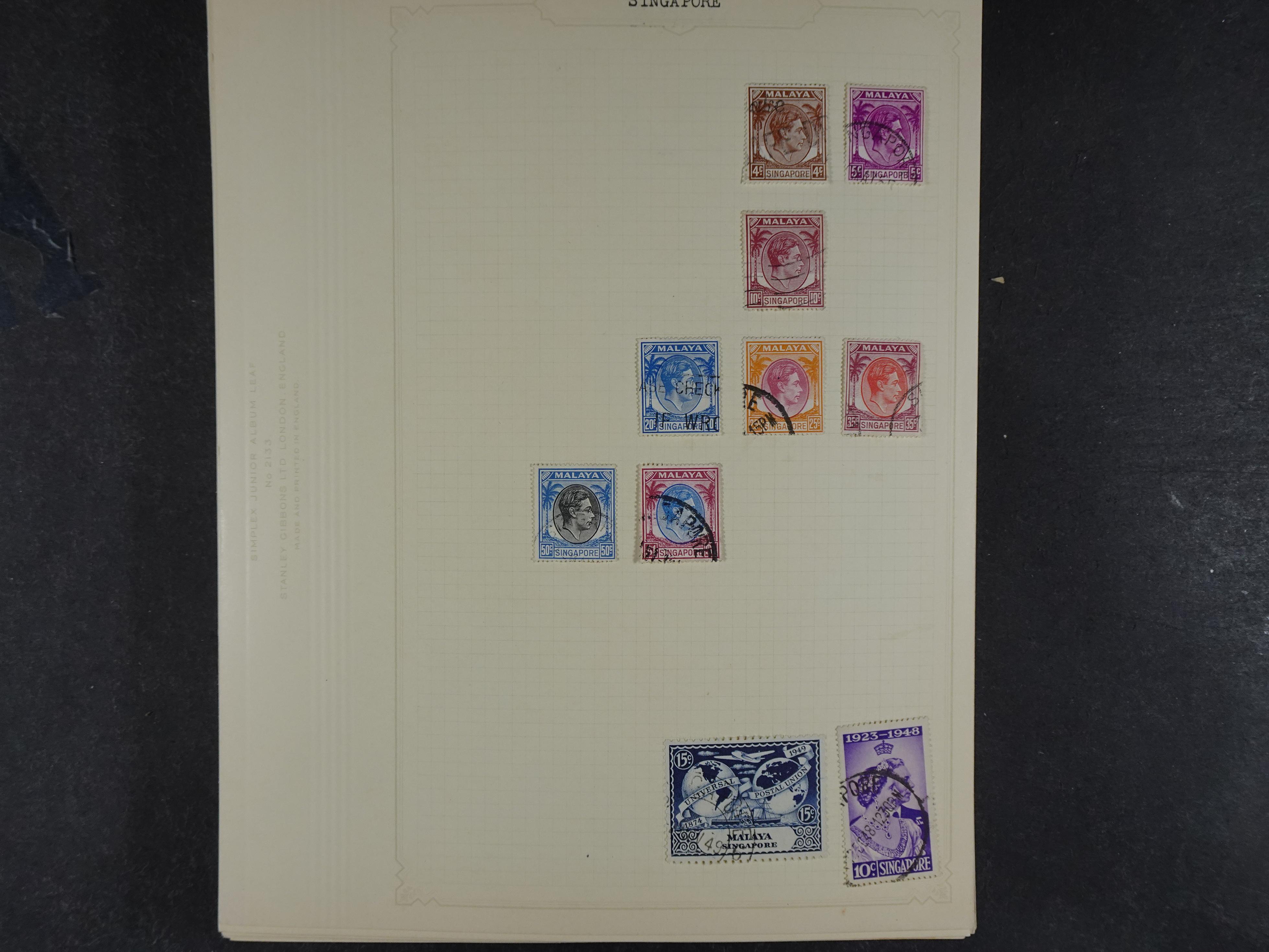 Doos met allerlei materiaal diverse betere zegels en fraaie stempels.
 89