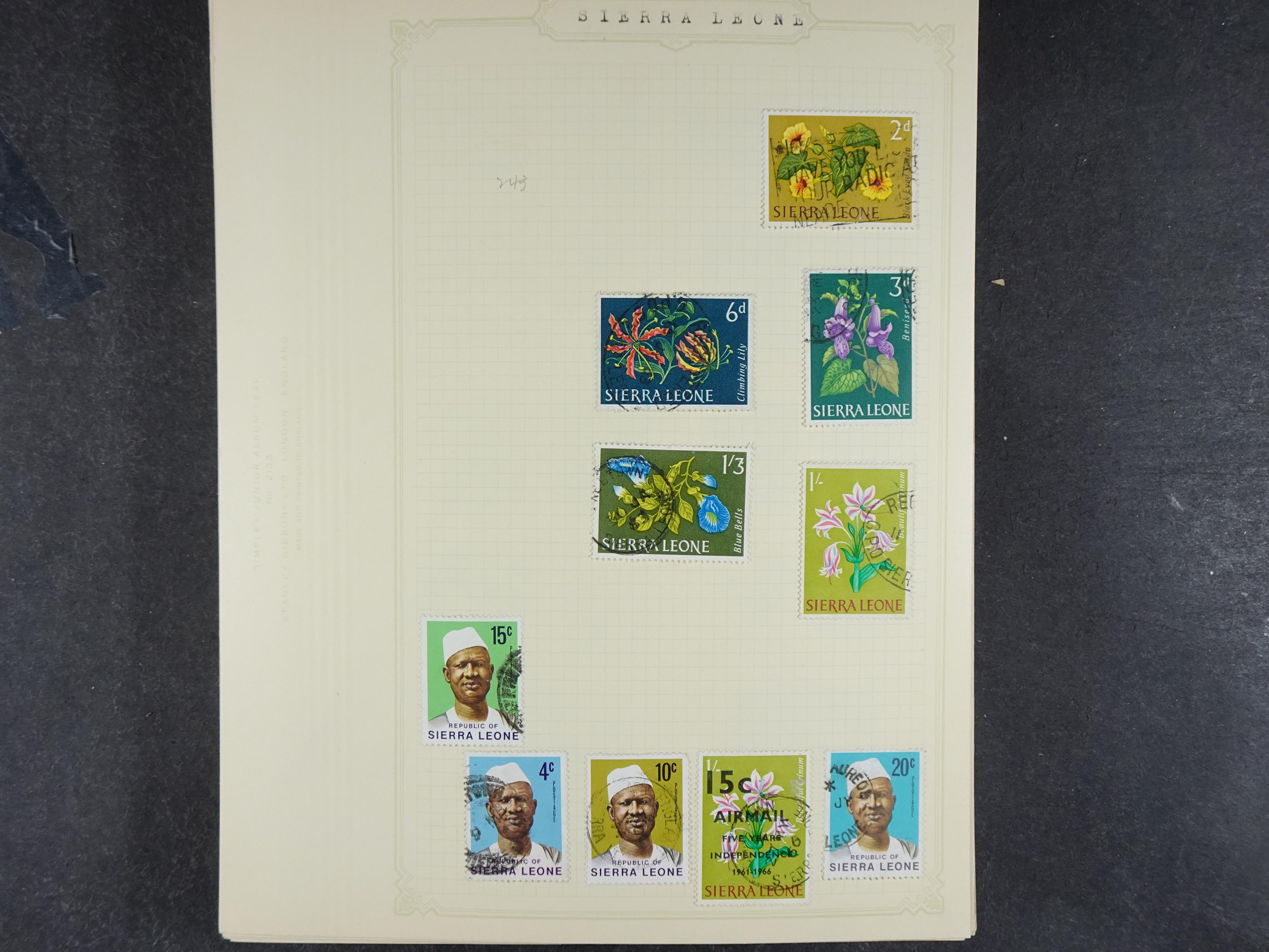 Doos met allerlei materiaal diverse betere zegels en fraaie stempels.
 90