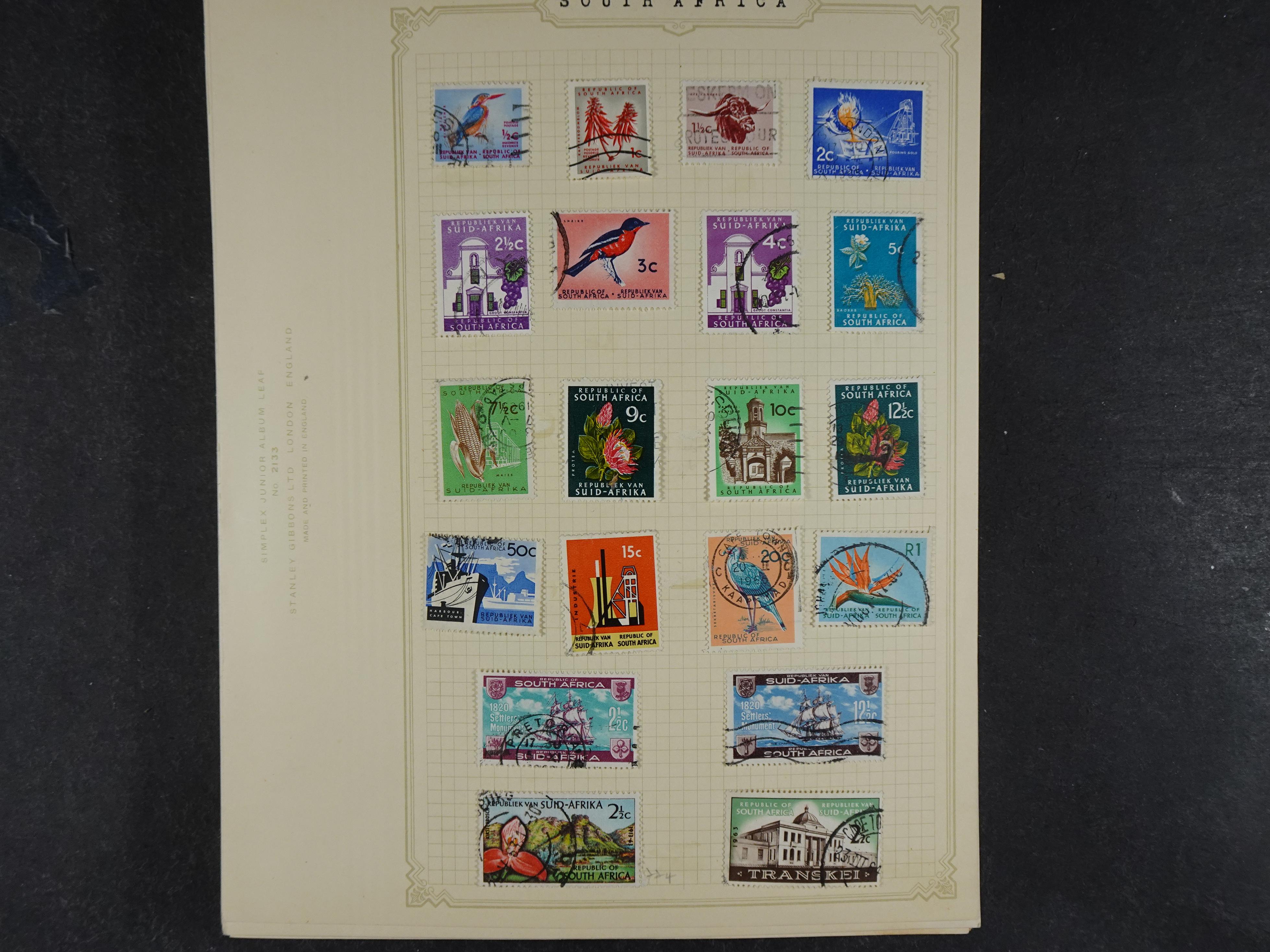 Doos met allerlei materiaal diverse betere zegels en fraaie stempels.
 91