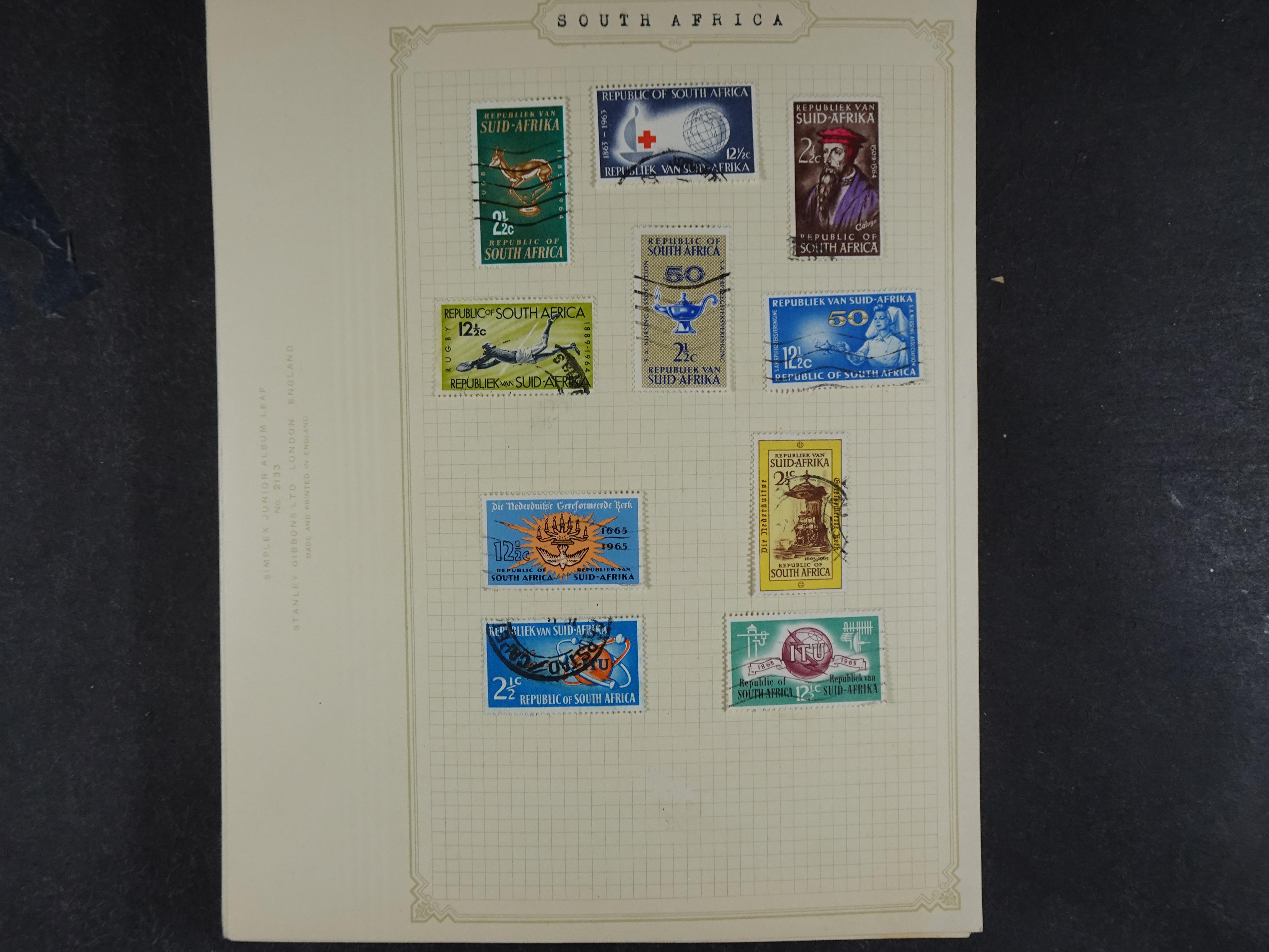 Doos met allerlei materiaal diverse betere zegels en fraaie stempels.
 92