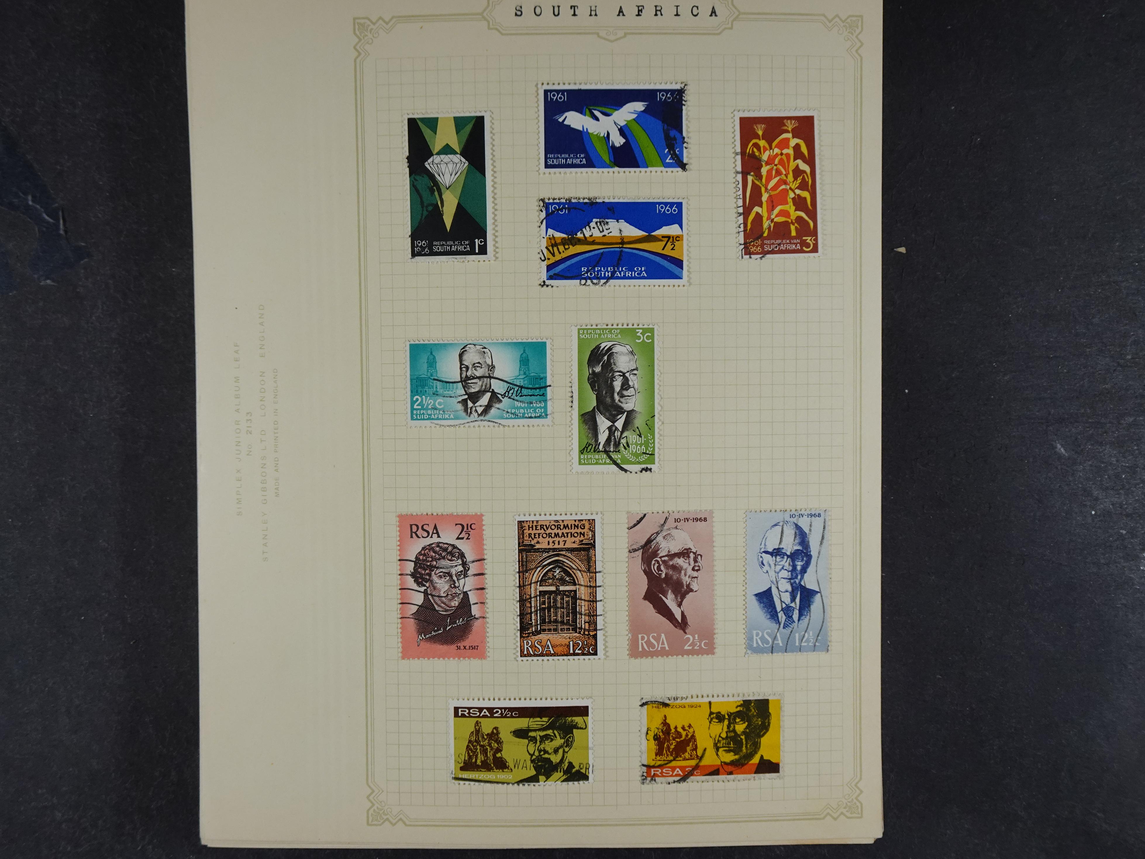 Doos met allerlei materiaal diverse betere zegels en fraaie stempels.
 93