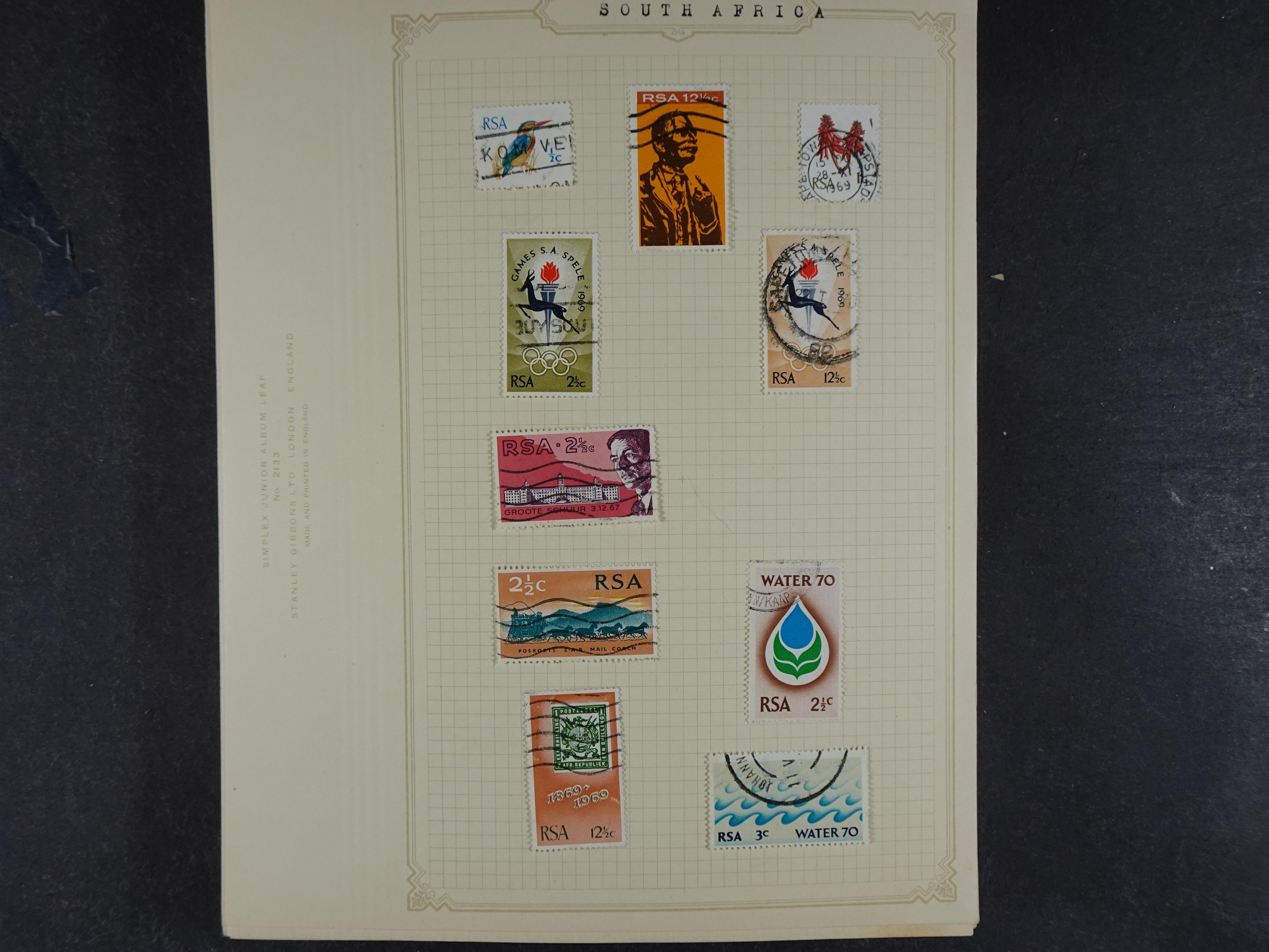 Doos met allerlei materiaal diverse betere zegels en fraaie stempels.
 94