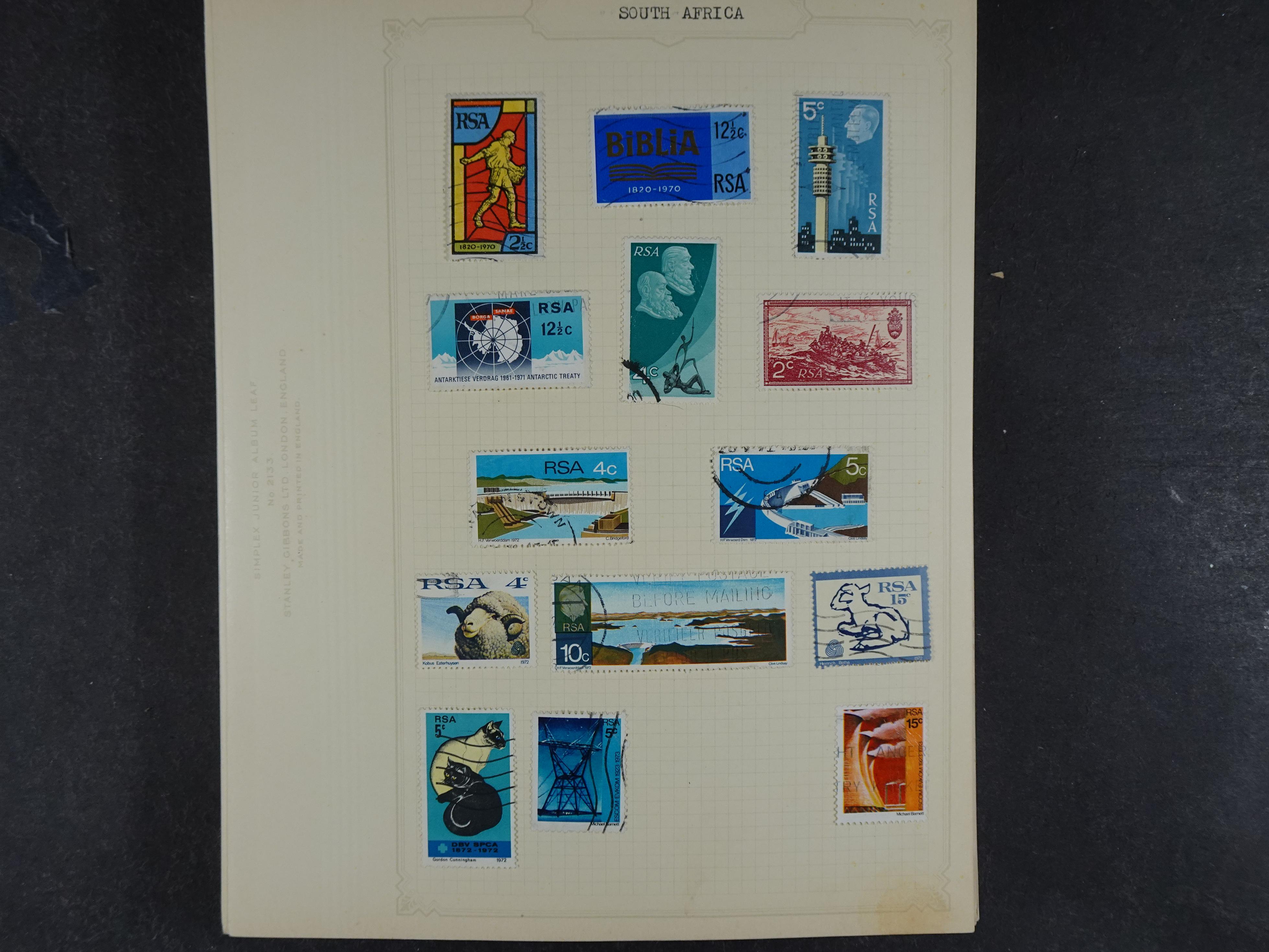 Doos met allerlei materiaal diverse betere zegels en fraaie stempels.
 95