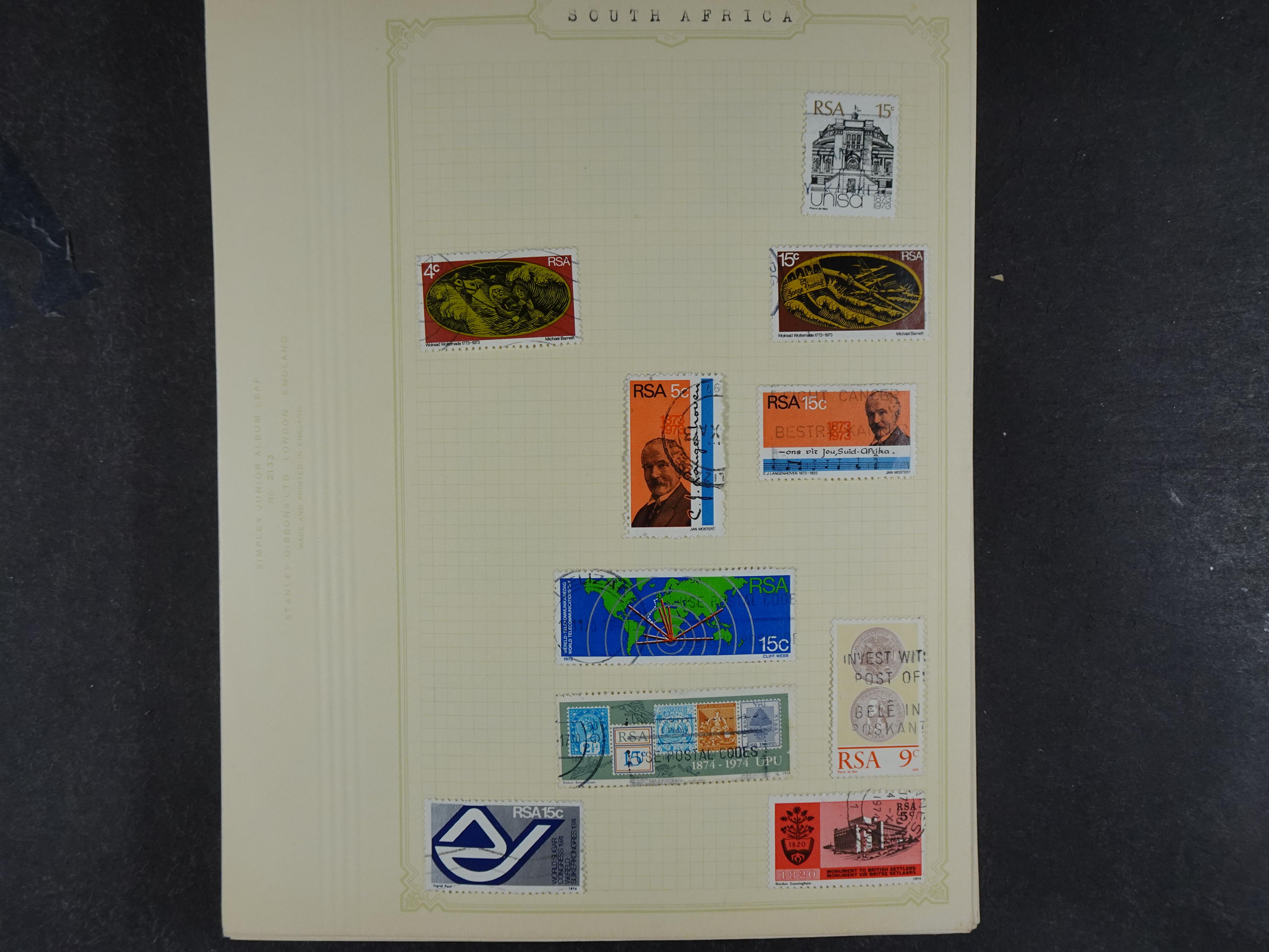 Doos met allerlei materiaal diverse betere zegels en fraaie stempels.
 96