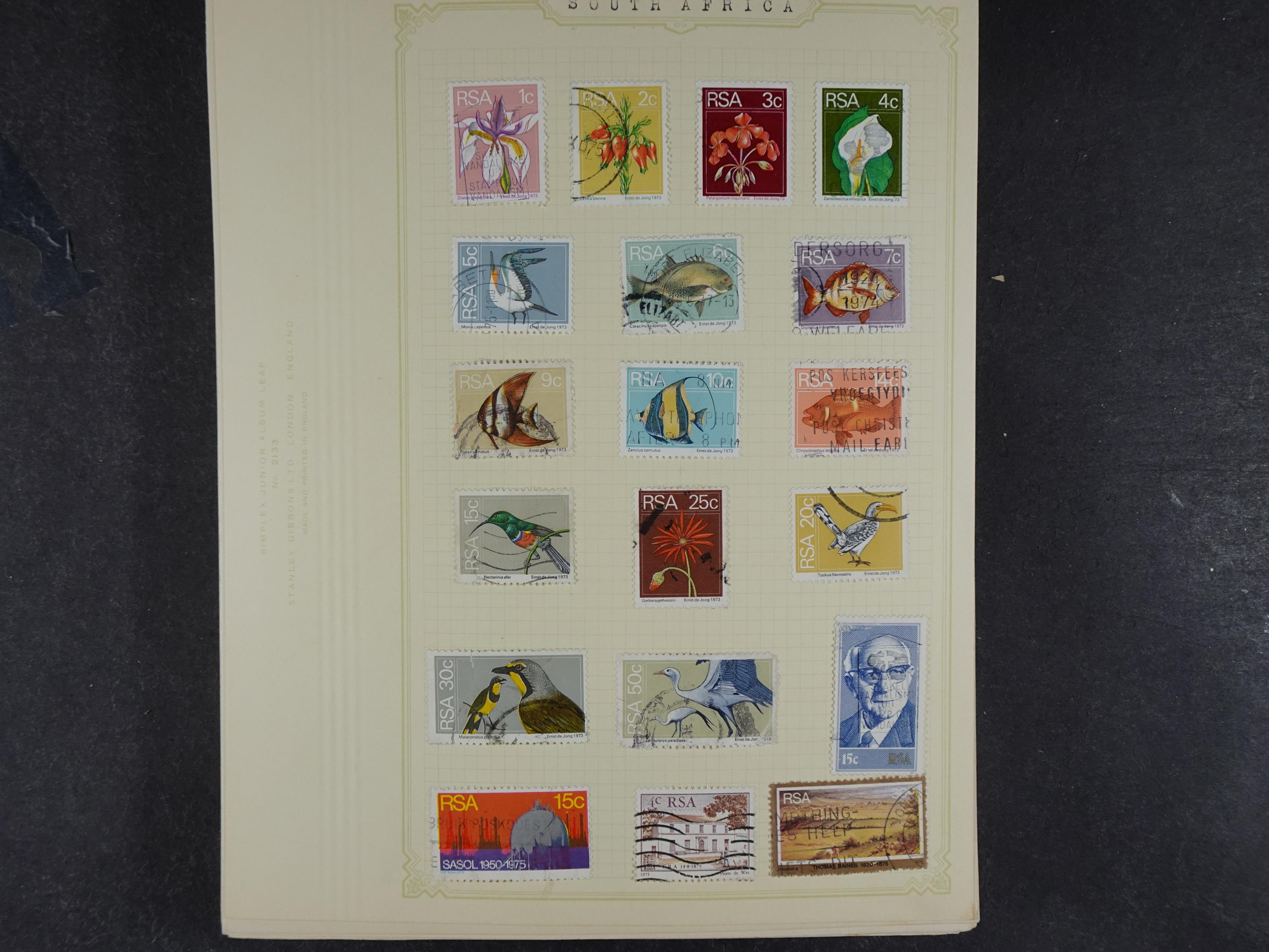 Doos met allerlei materiaal diverse betere zegels en fraaie stempels.
 97