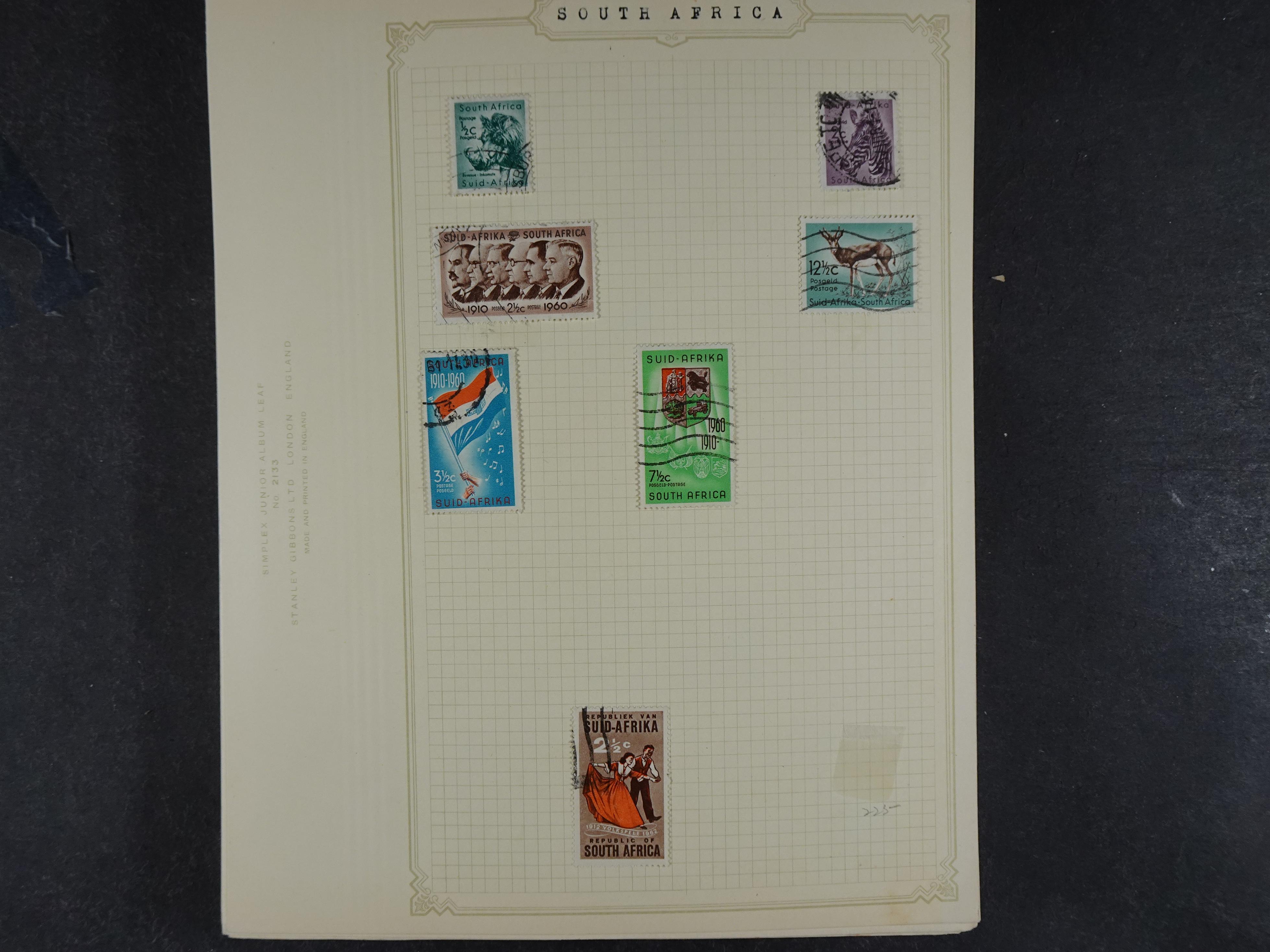 Doos met allerlei materiaal diverse betere zegels en fraaie stempels.
 98