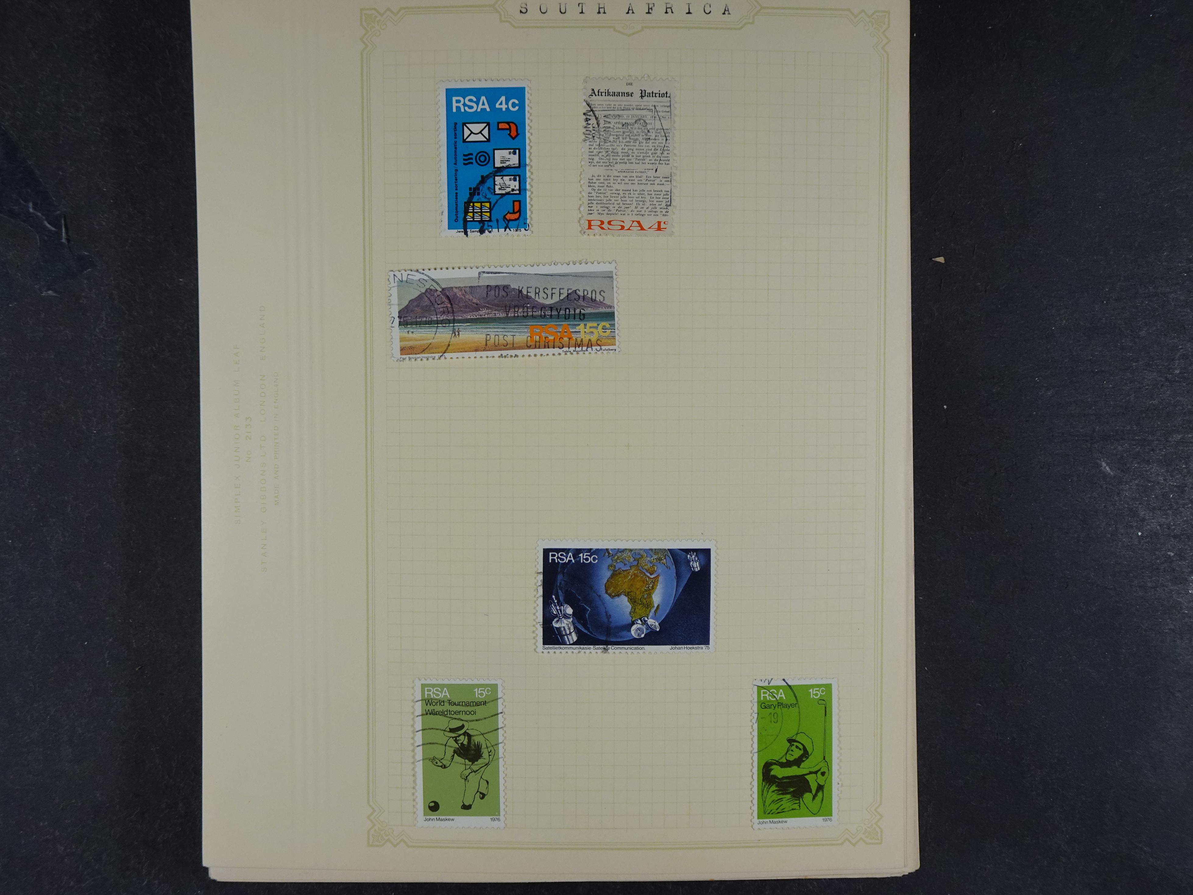 Doos met allerlei materiaal diverse betere zegels en fraaie stempels.
 99