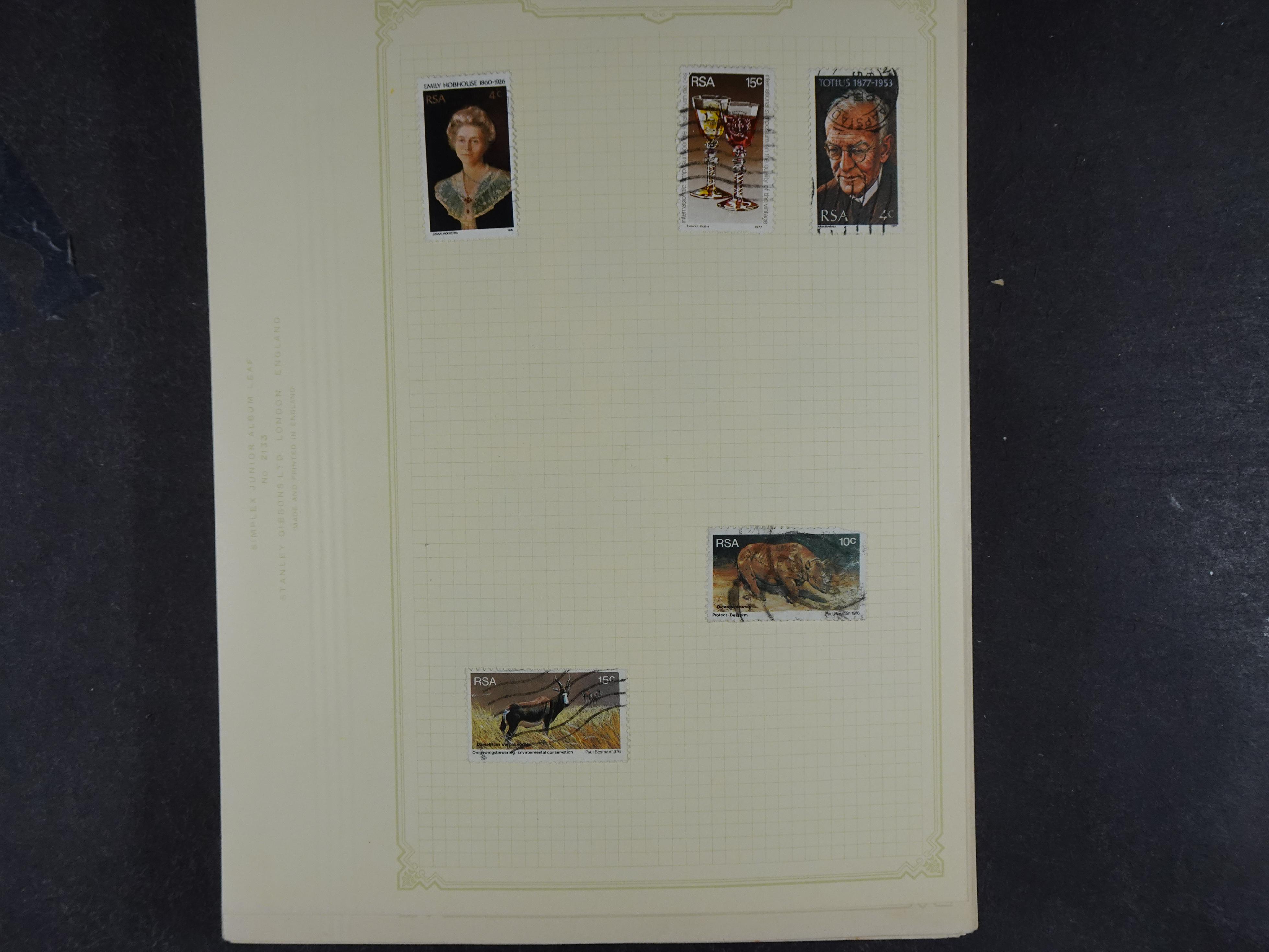 Doos met allerlei materiaal diverse betere zegels en fraaie stempels.
 100