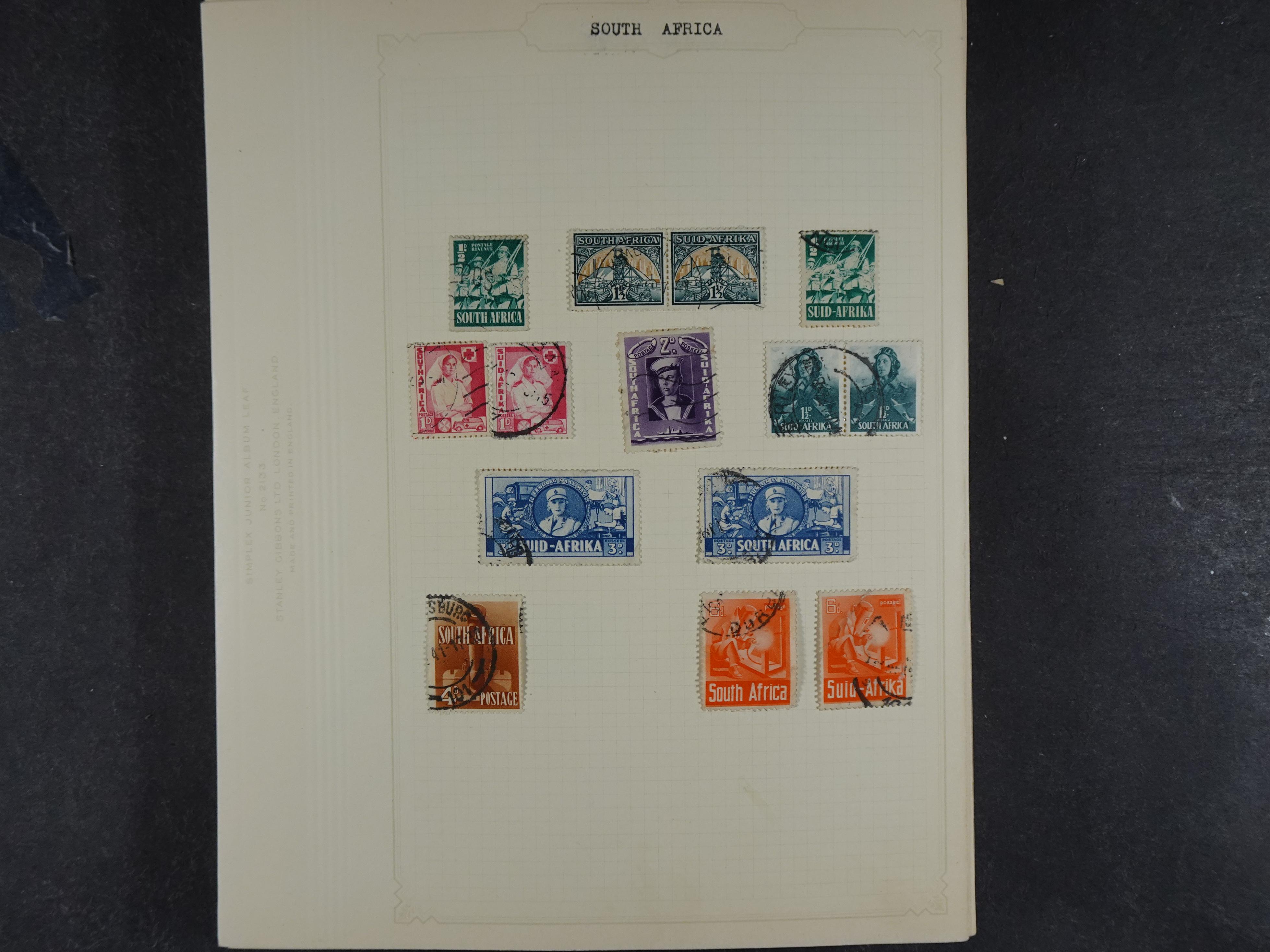 Doos met allerlei materiaal diverse betere zegels en fraaie stempels.
 101