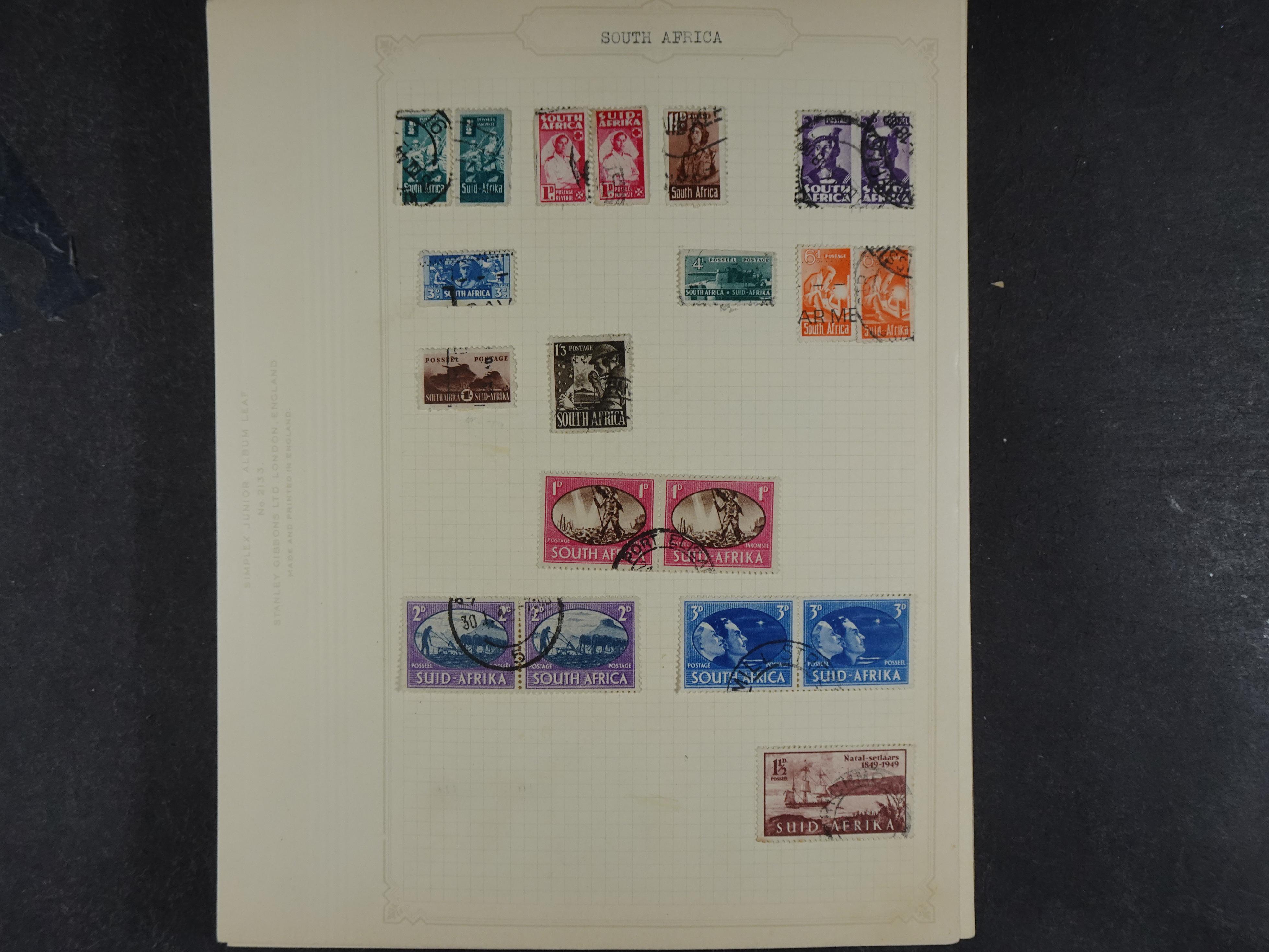 Doos met allerlei materiaal diverse betere zegels en fraaie stempels.
 102