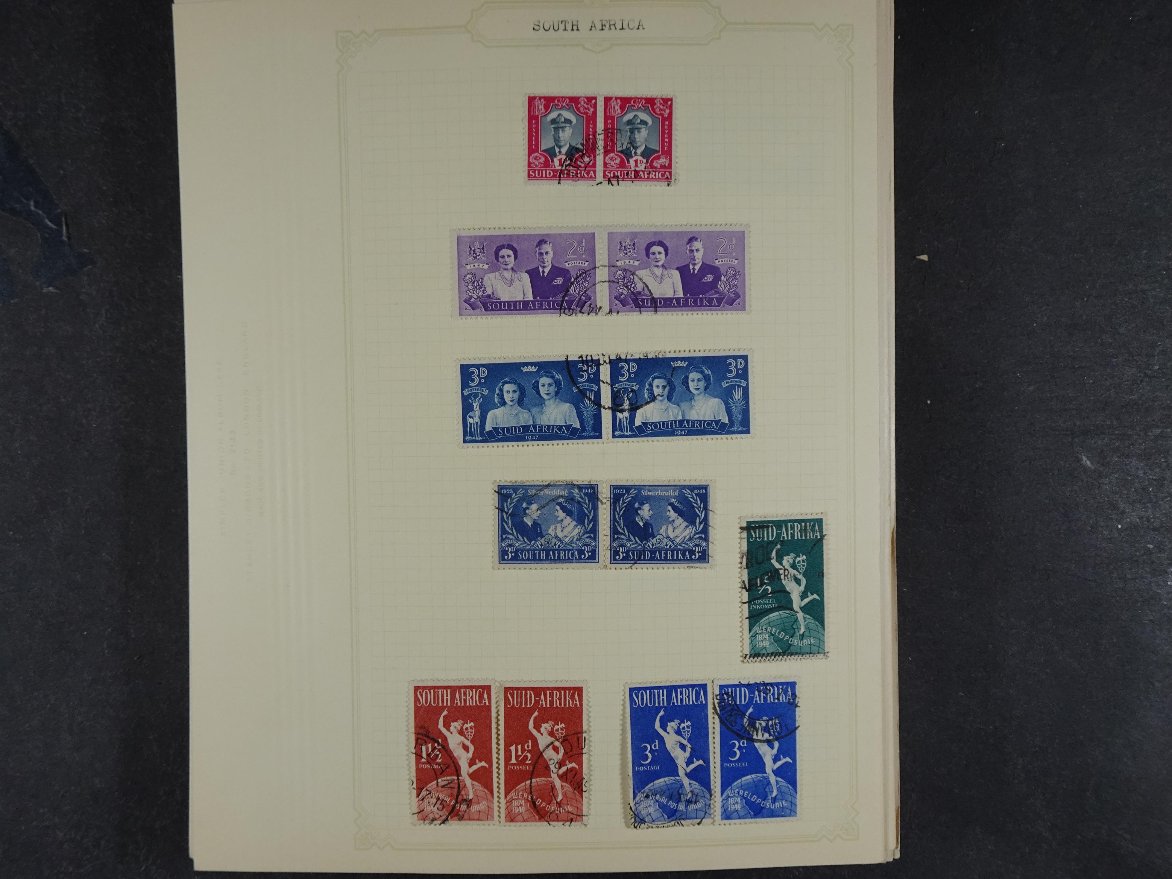 Doos met allerlei materiaal diverse betere zegels en fraaie stempels.
 103