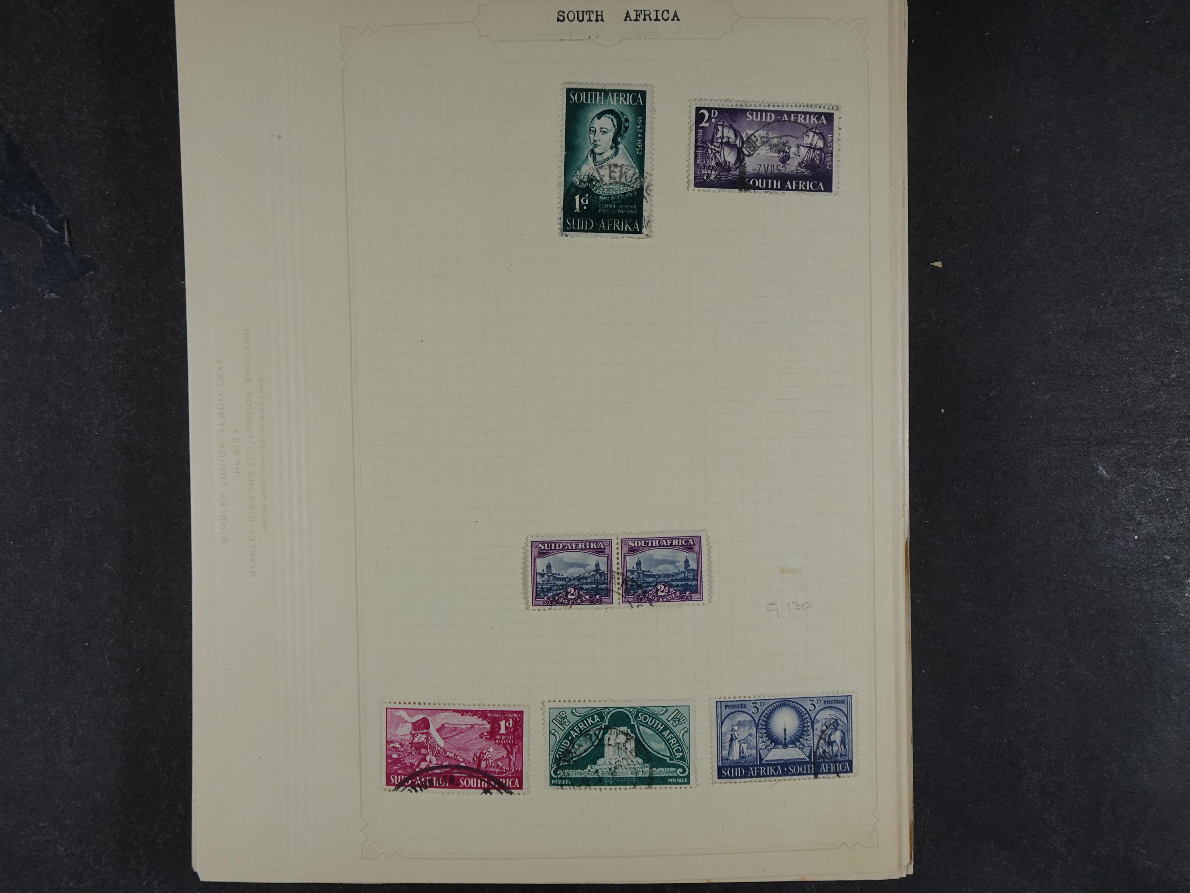 Doos met allerlei materiaal diverse betere zegels en fraaie stempels.
 104