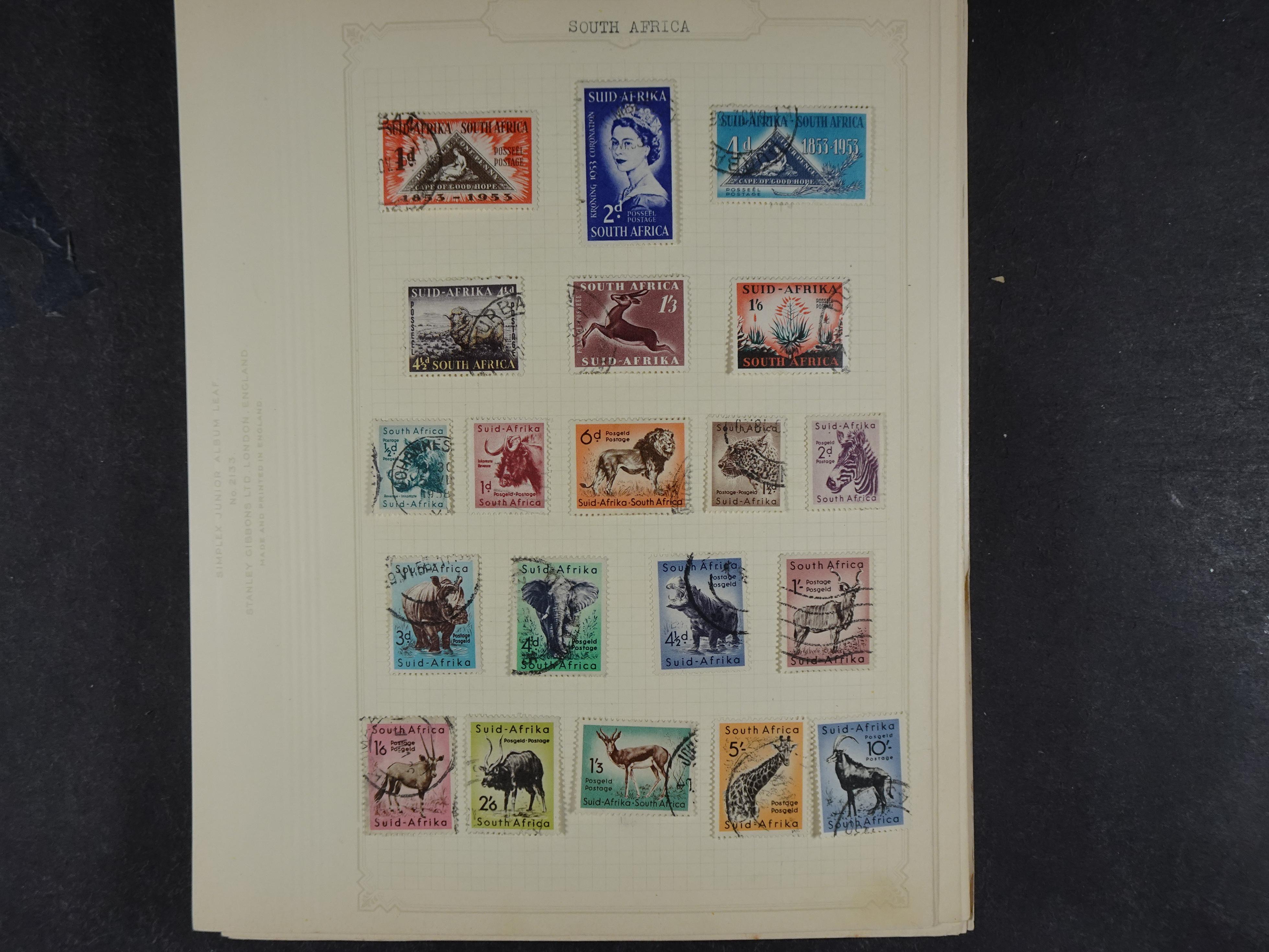 Doos met allerlei materiaal diverse betere zegels en fraaie stempels.
 105