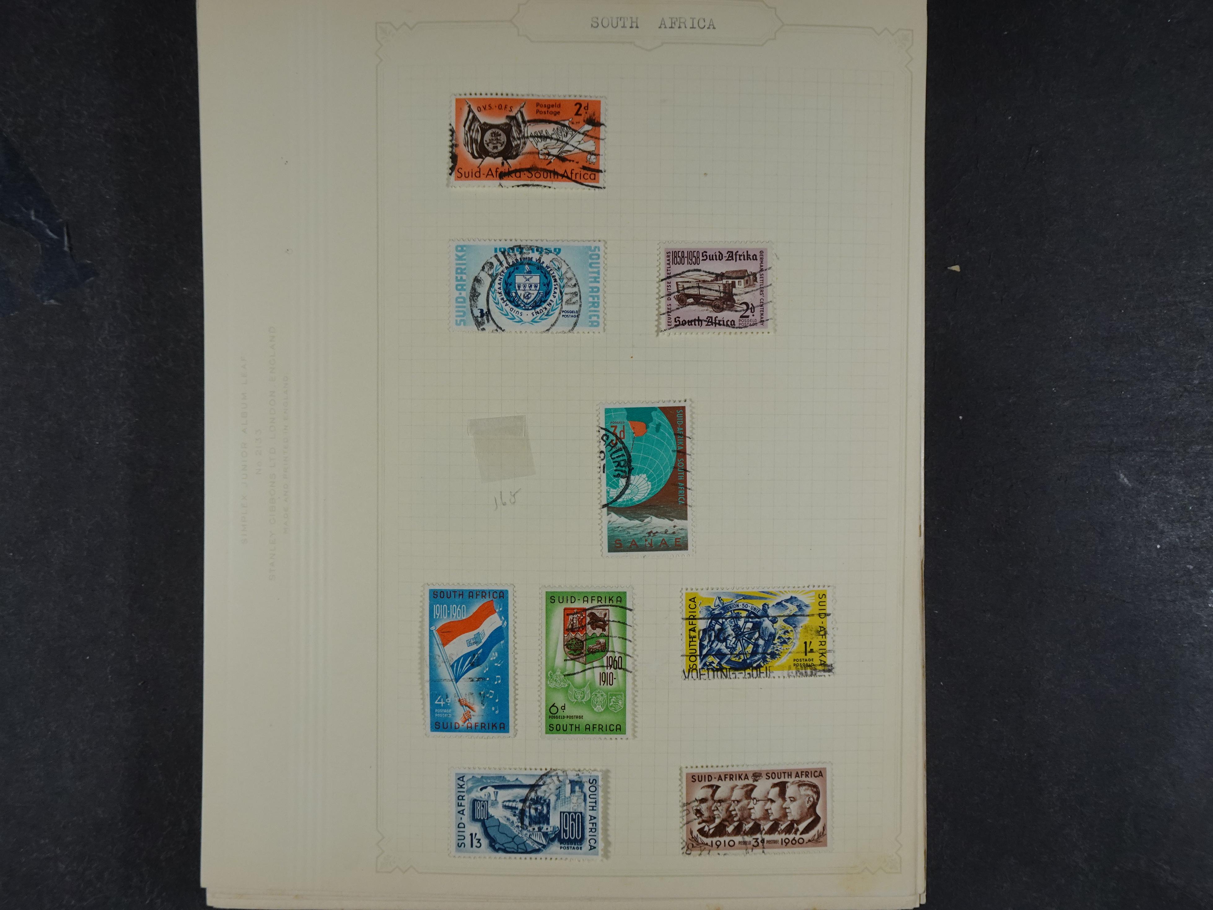 Doos met allerlei materiaal diverse betere zegels en fraaie stempels.
 106