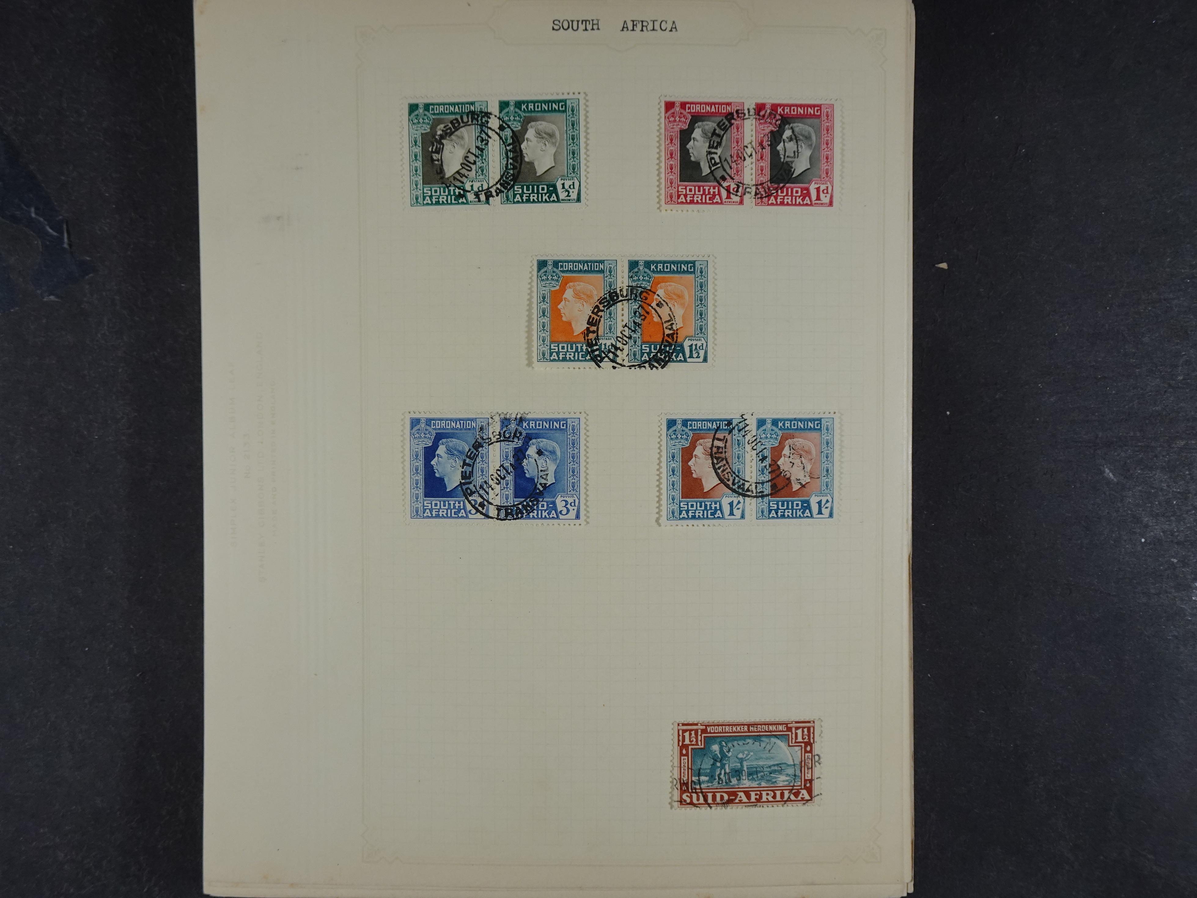 Doos met allerlei materiaal diverse betere zegels en fraaie stempels.
 107