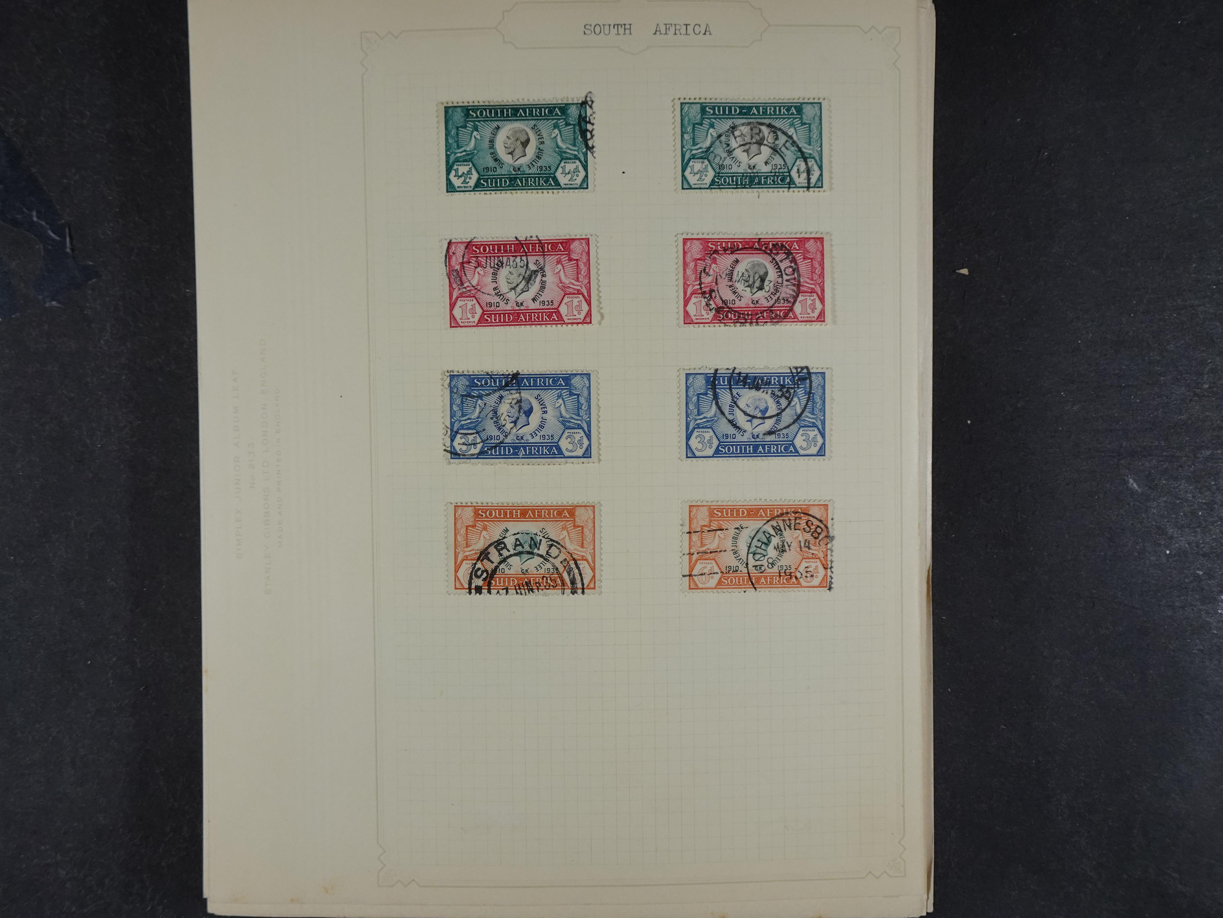 Doos met allerlei materiaal diverse betere zegels en fraaie stempels.
 108