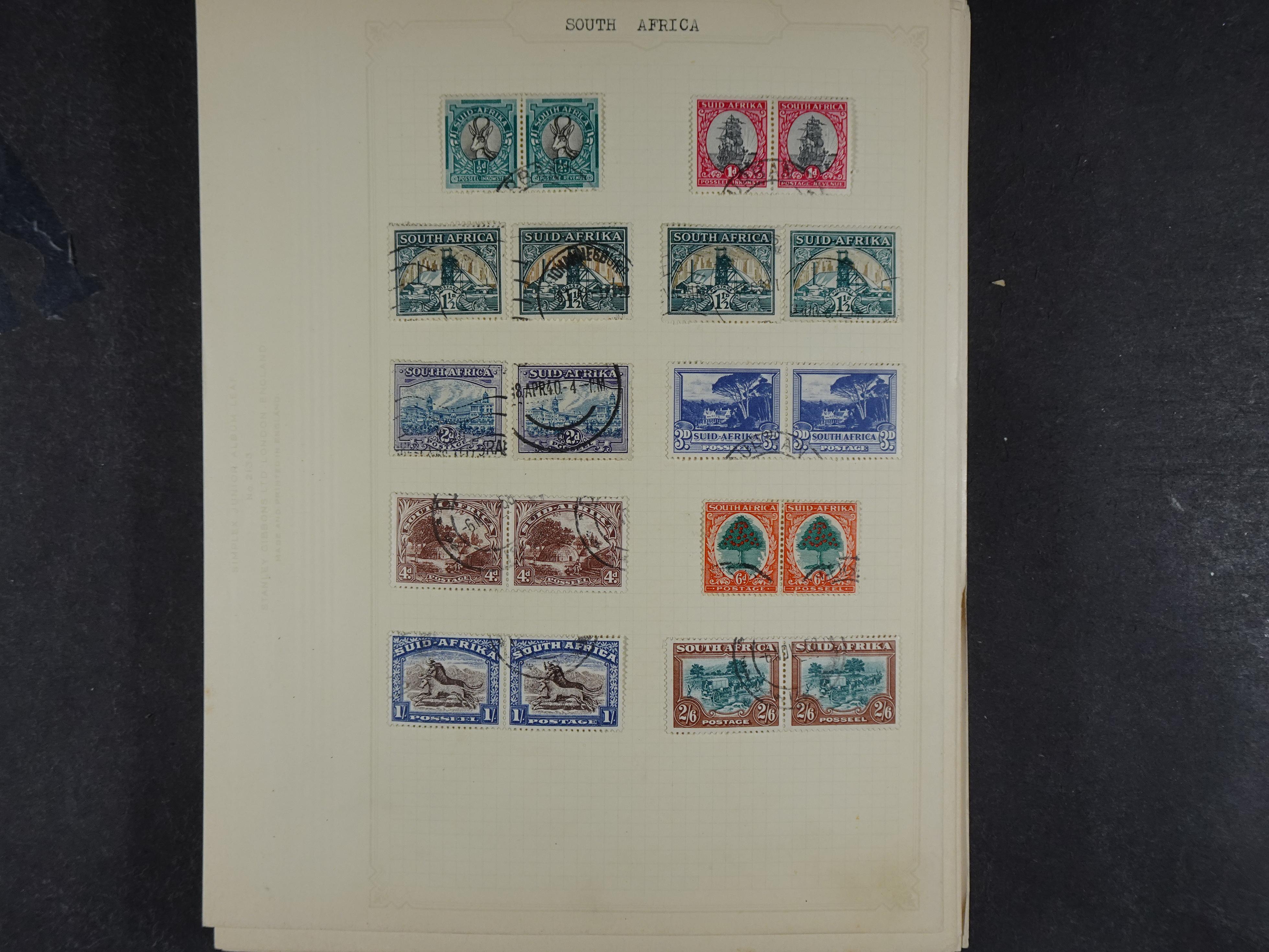 Doos met allerlei materiaal diverse betere zegels en fraaie stempels.
 109