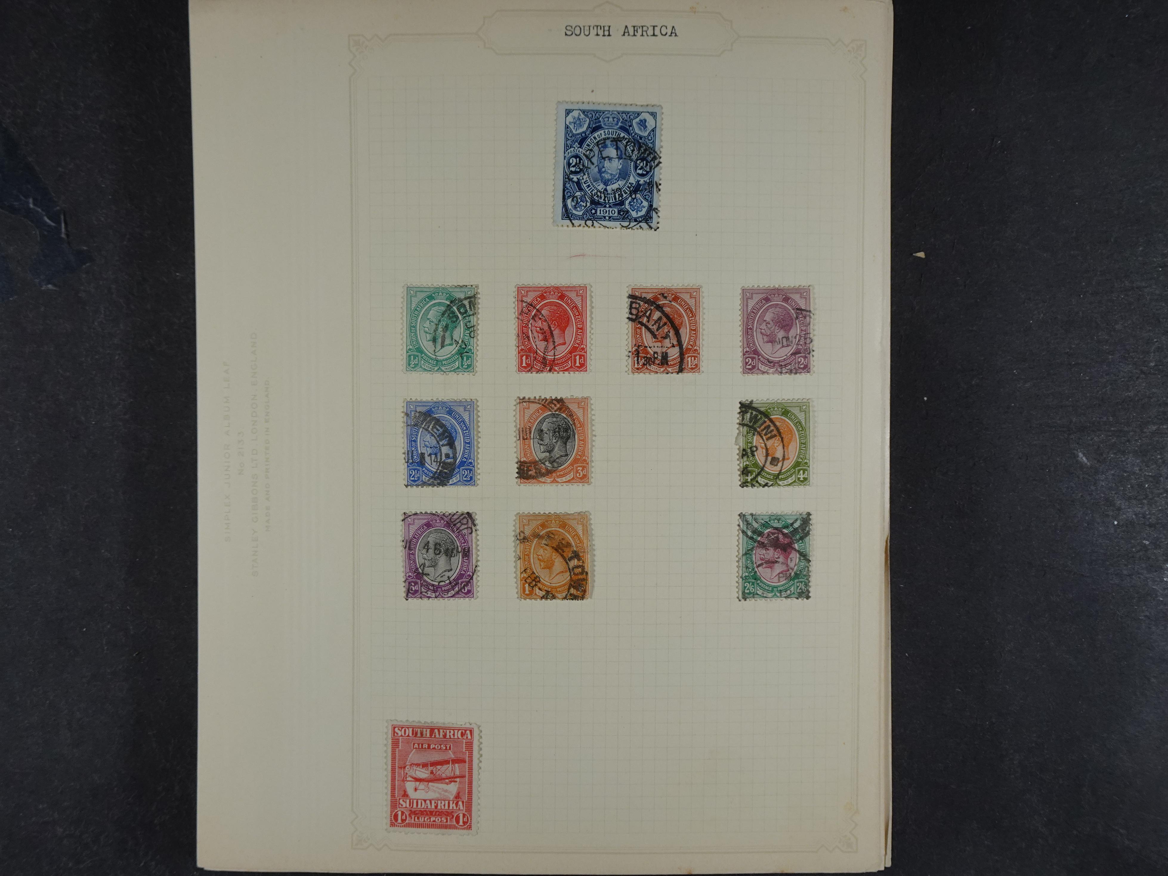 Doos met allerlei materiaal diverse betere zegels en fraaie stempels.
 110