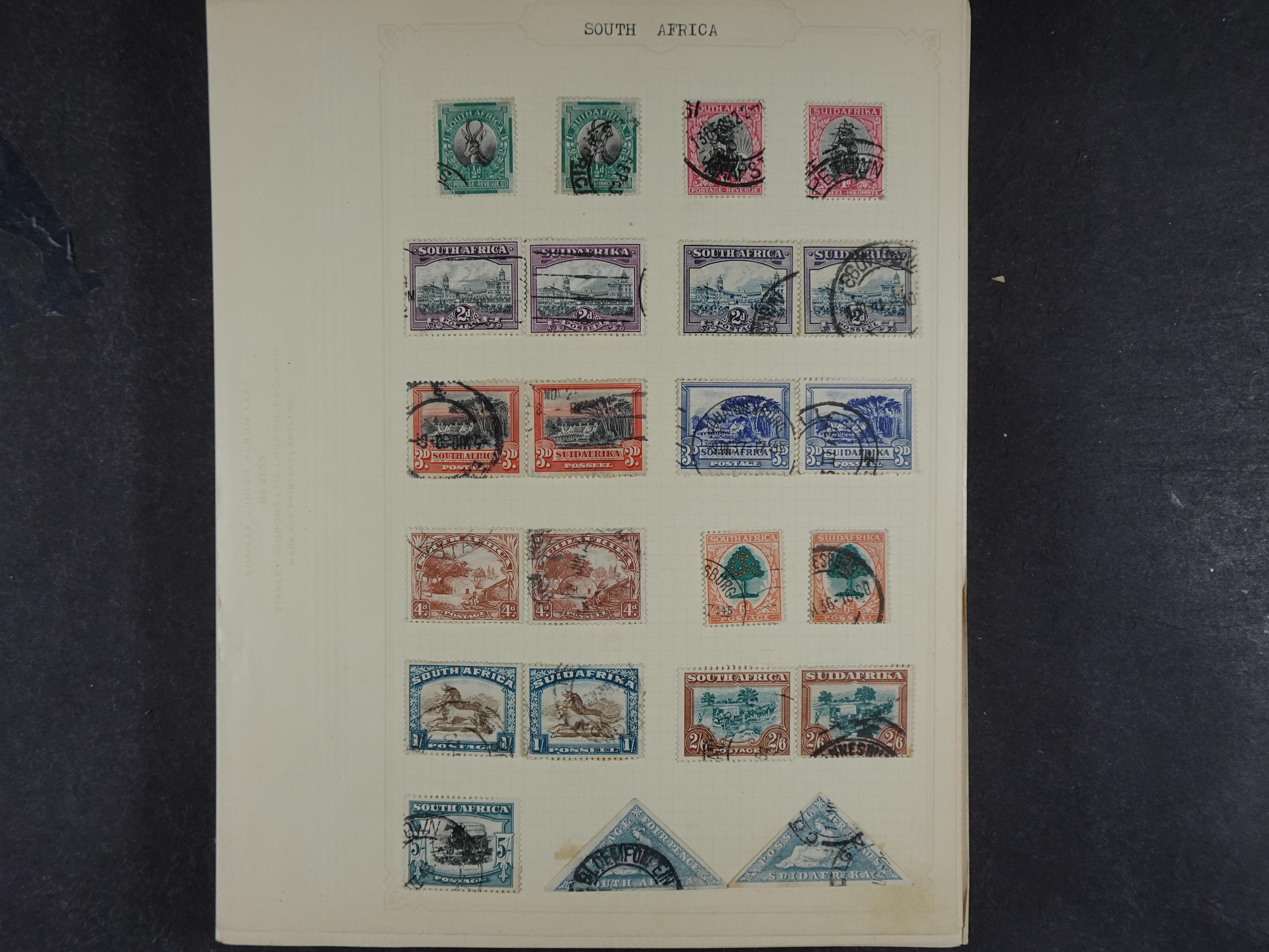 Doos met allerlei materiaal diverse betere zegels en fraaie stempels.
 111