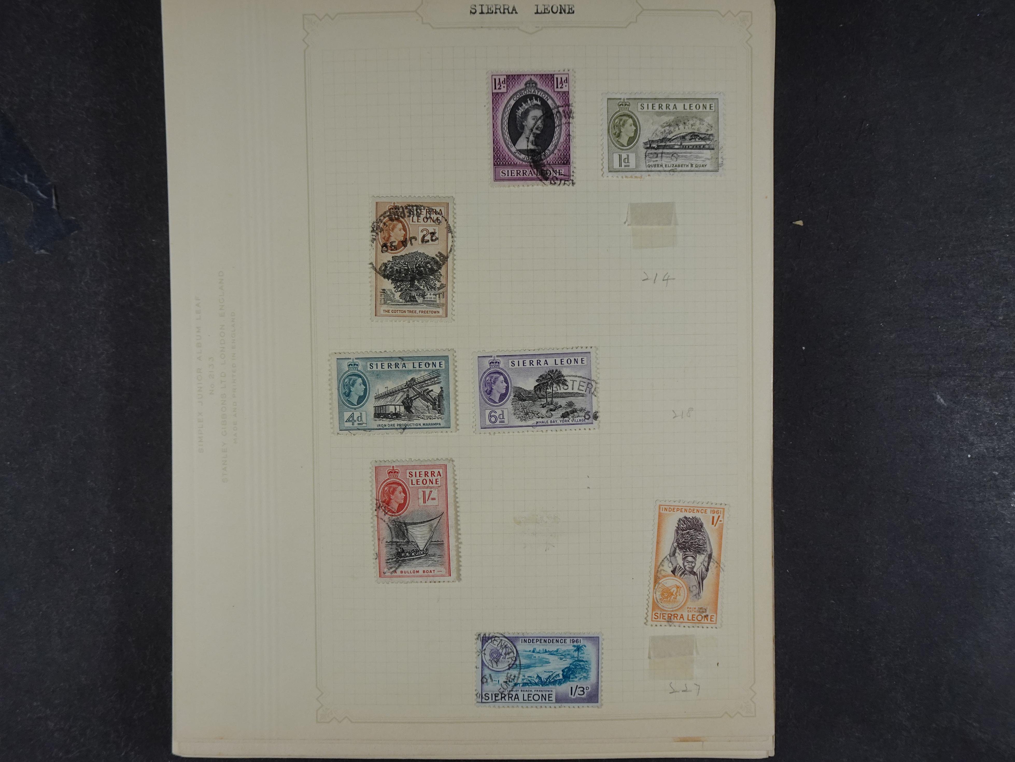 Doos met allerlei materiaal diverse betere zegels en fraaie stempels.
 112