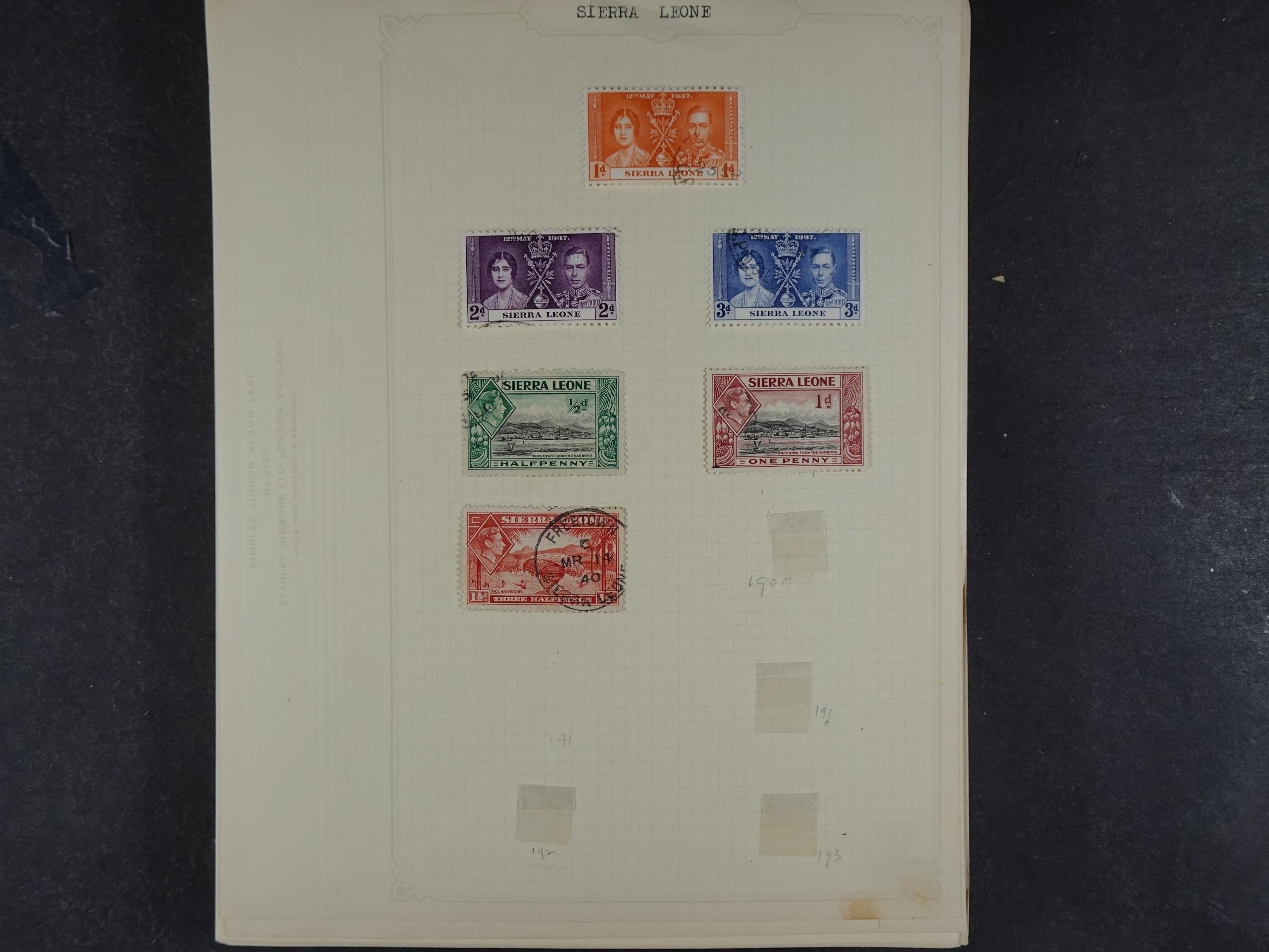 Doos met allerlei materiaal diverse betere zegels en fraaie stempels.
 113