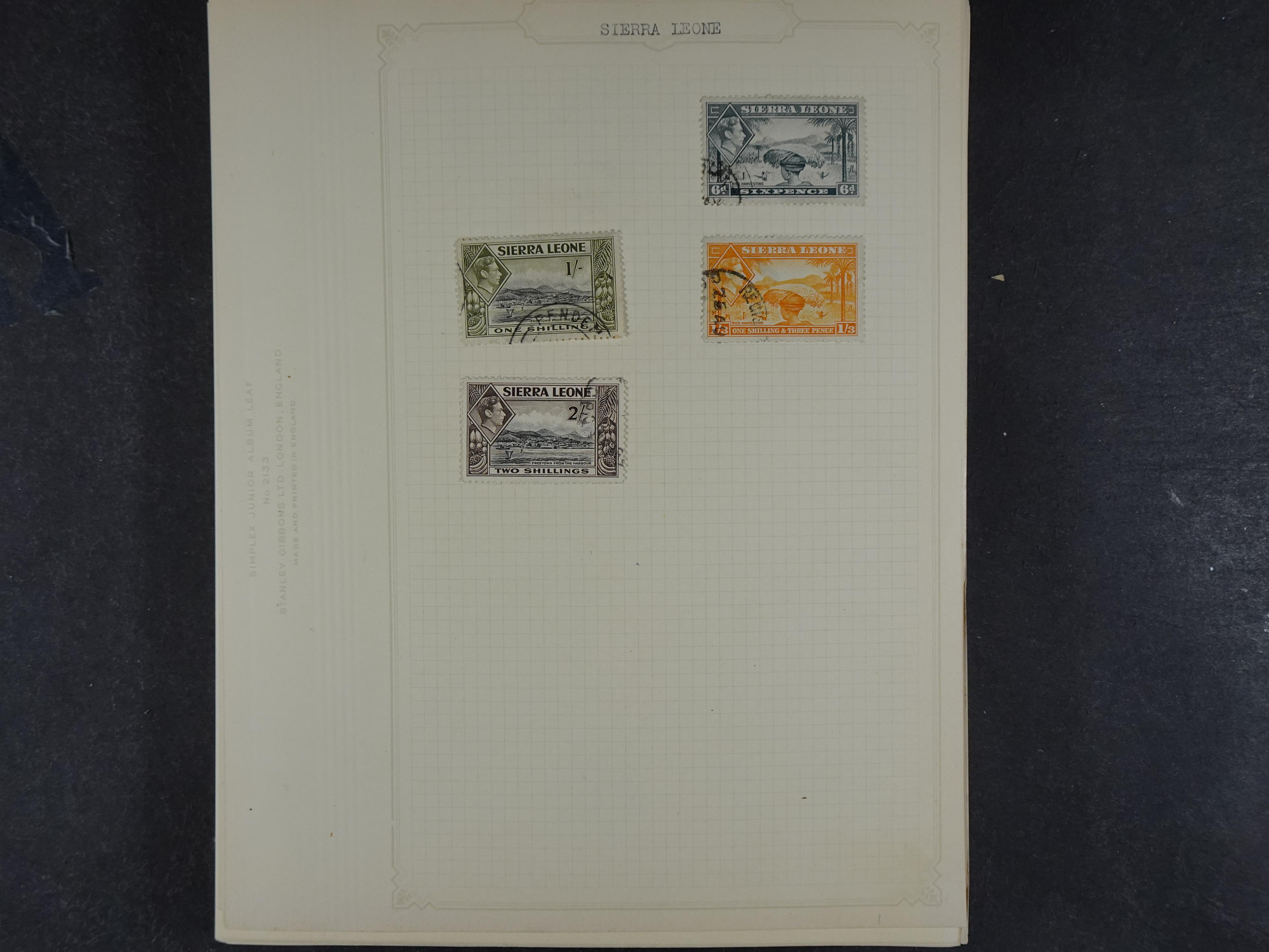 Doos met allerlei materiaal diverse betere zegels en fraaie stempels.
 114