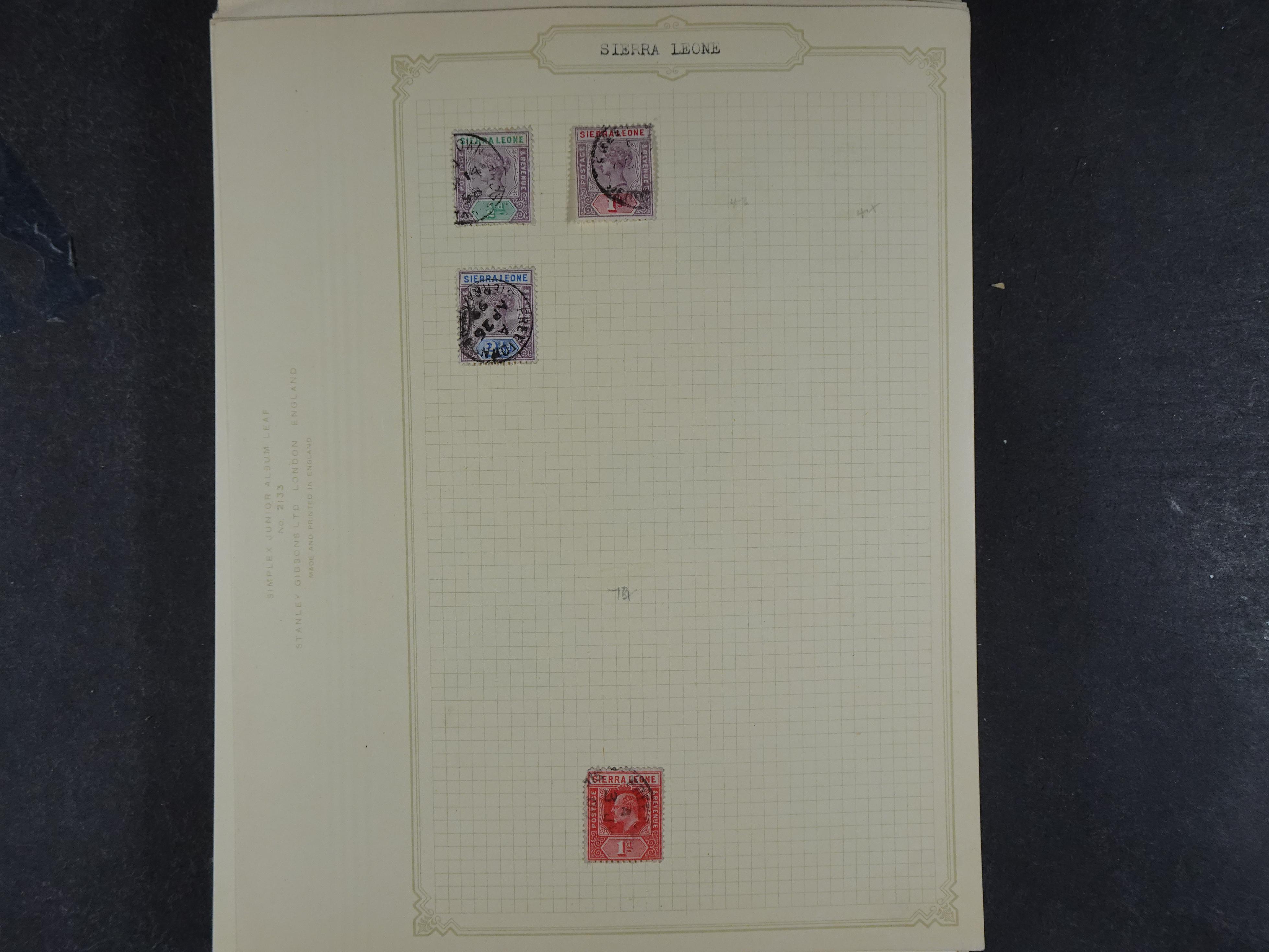 Doos met allerlei materiaal diverse betere zegels en fraaie stempels.
 115