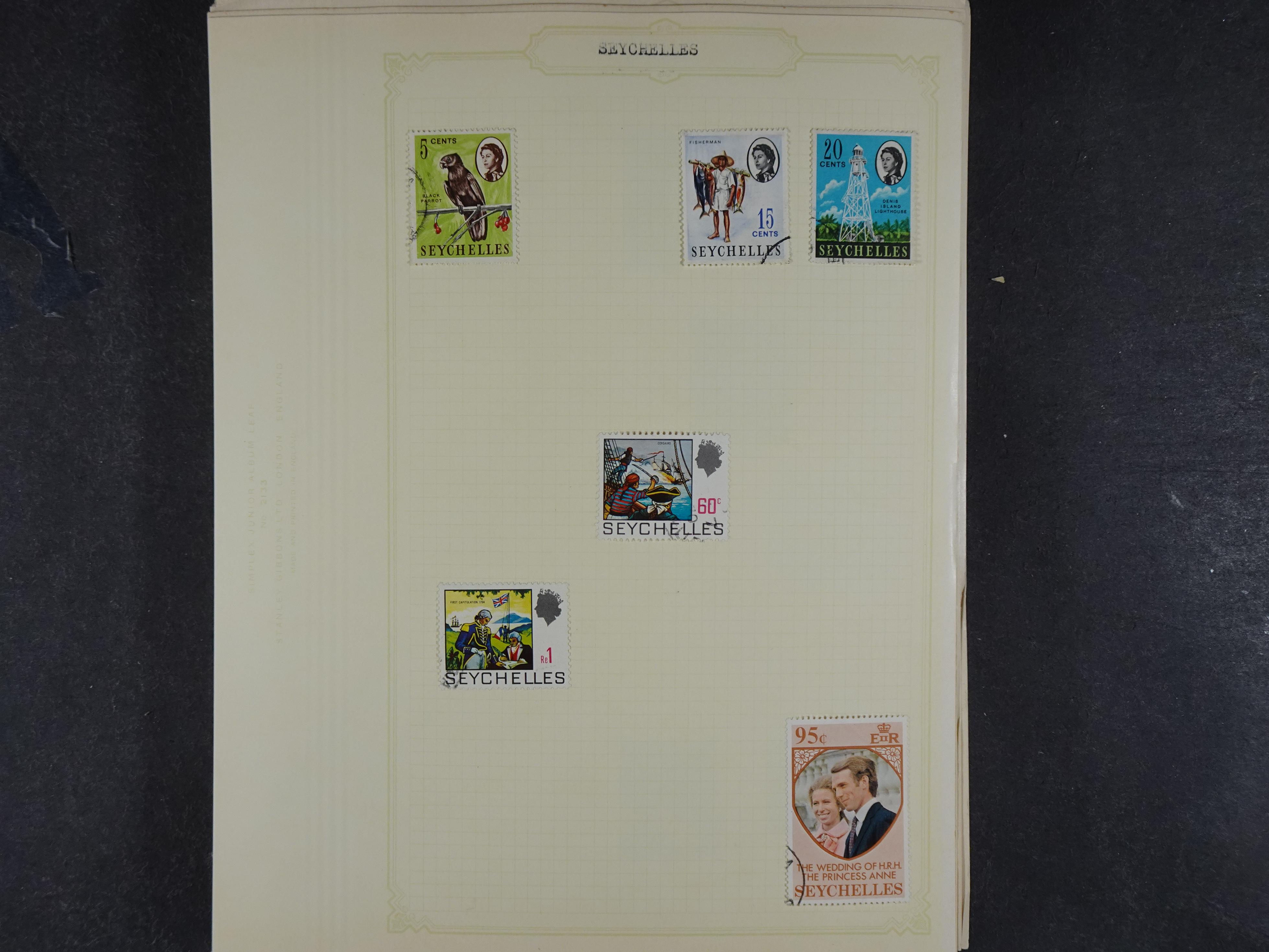 Doos met allerlei materiaal diverse betere zegels en fraaie stempels.
 116