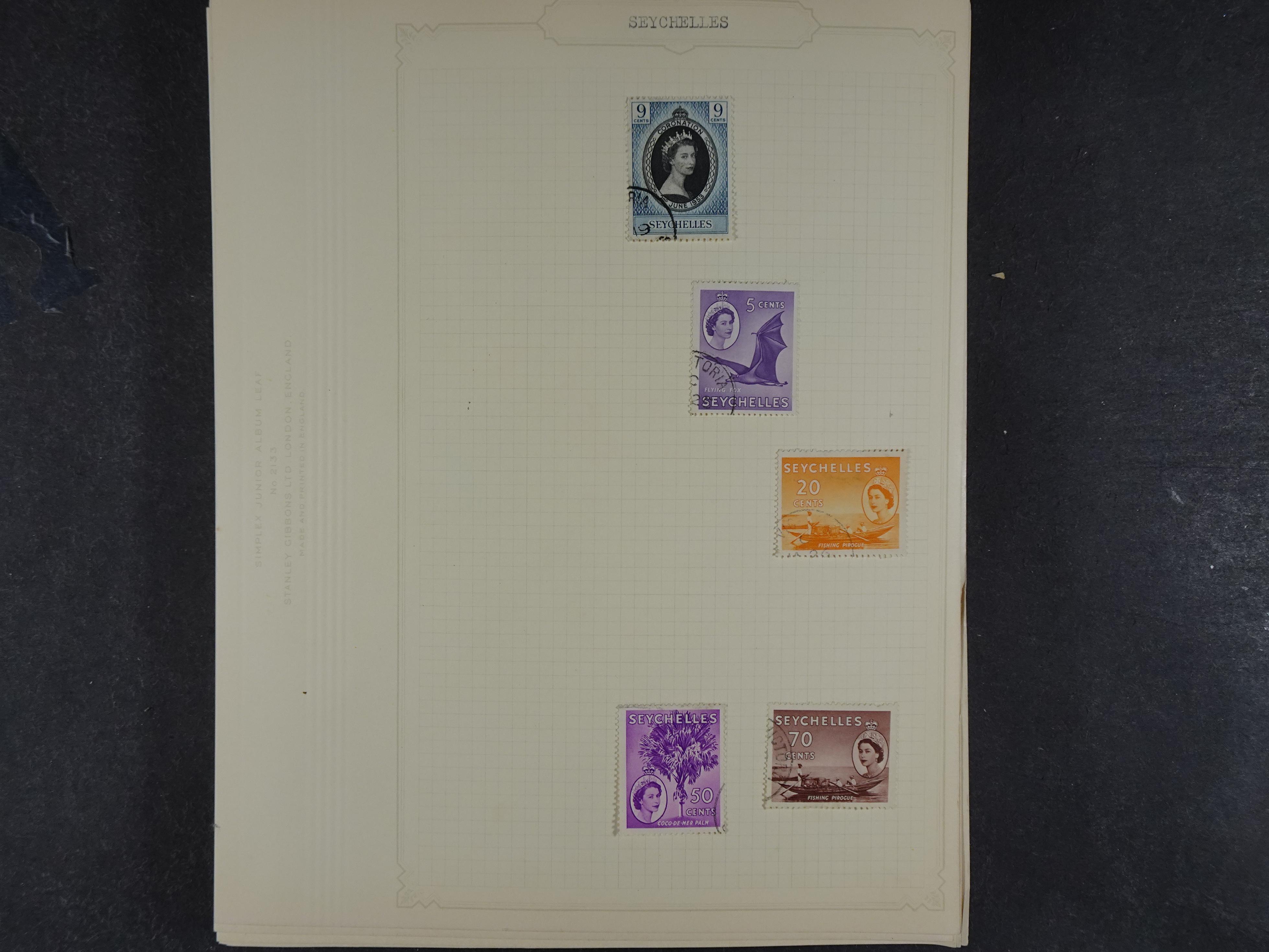 Doos met allerlei materiaal diverse betere zegels en fraaie stempels.
 117