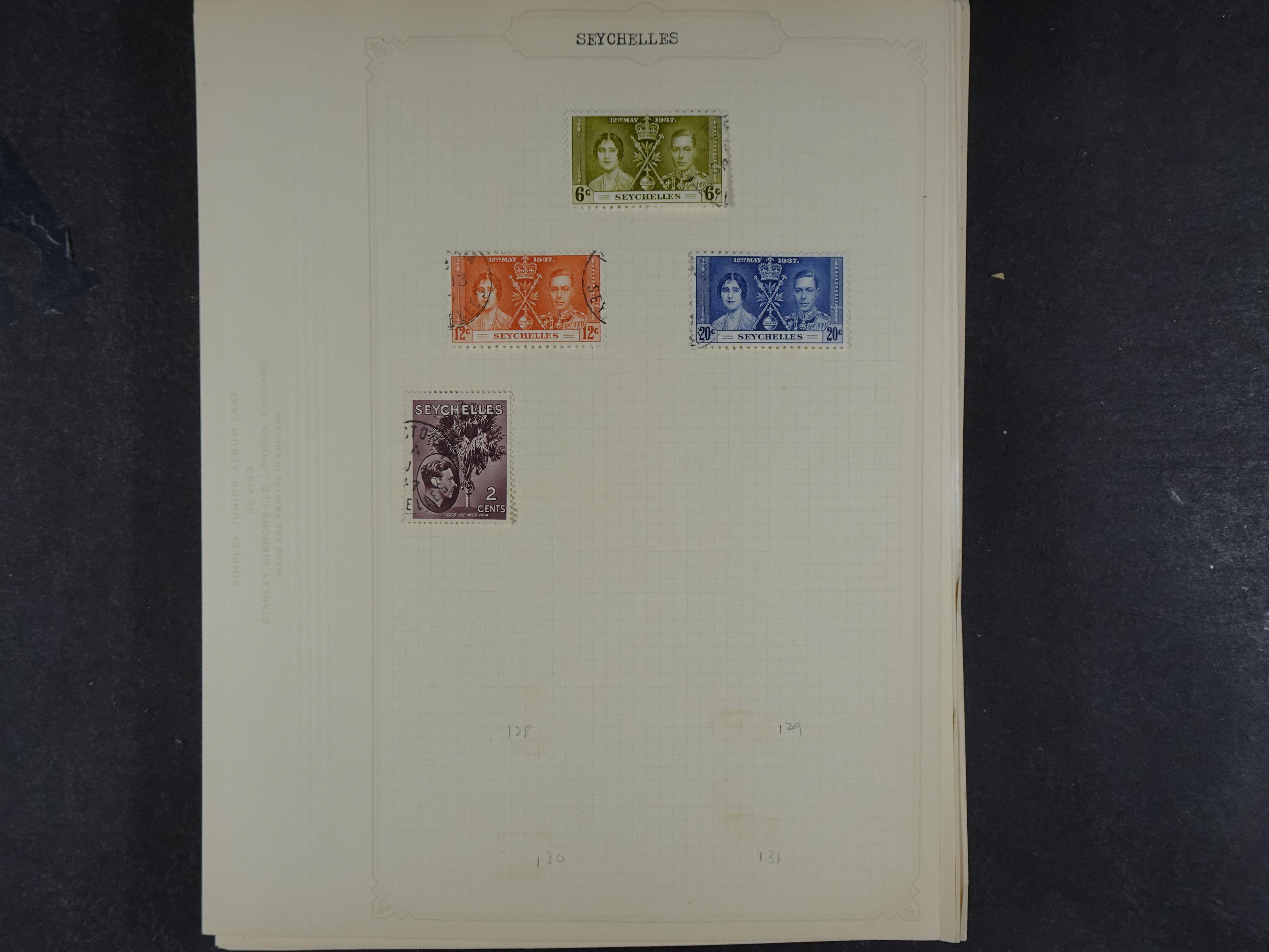 Doos met allerlei materiaal diverse betere zegels en fraaie stempels.
 118