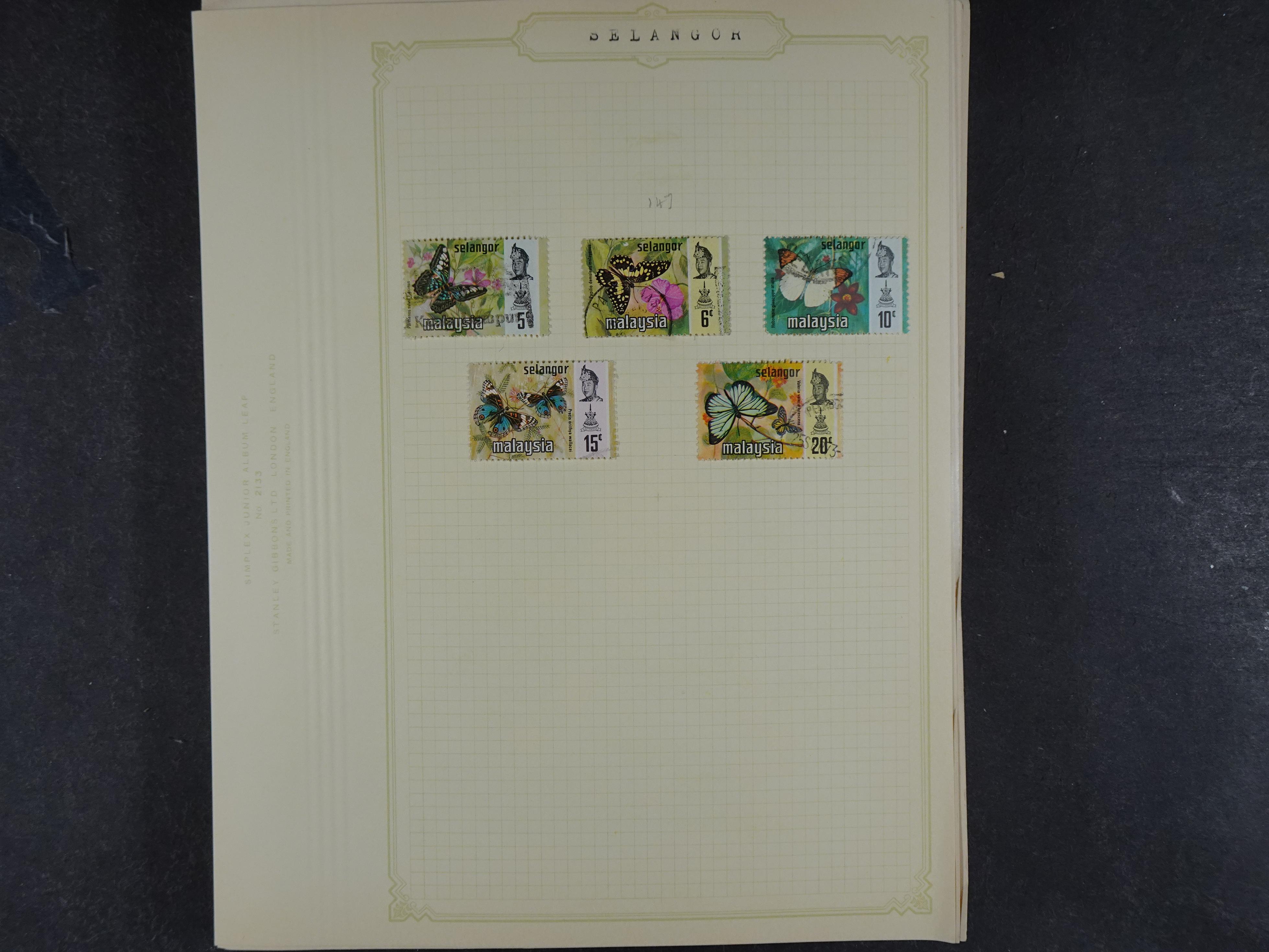 Doos met allerlei materiaal diverse betere zegels en fraaie stempels.
 119