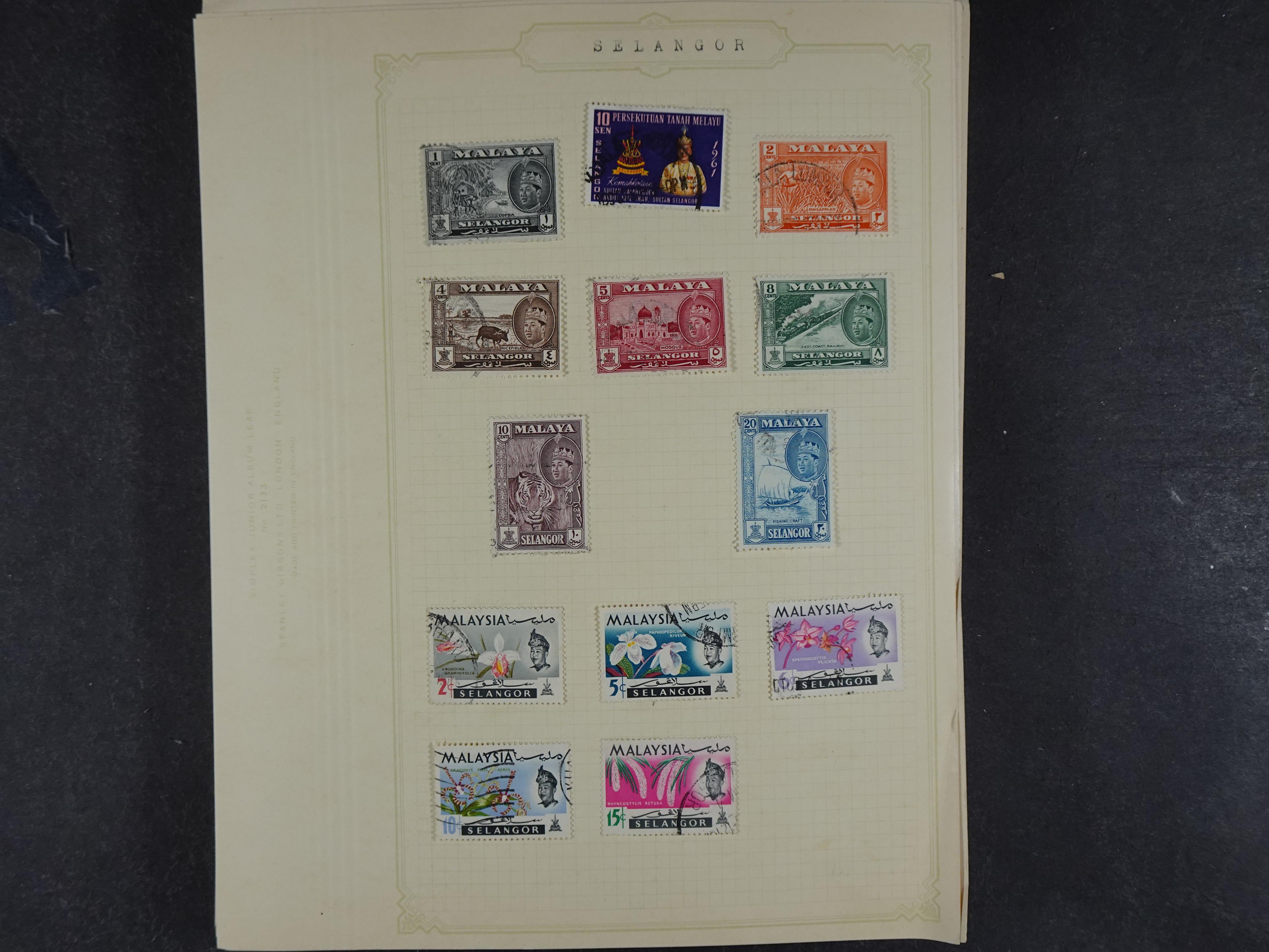 Doos met allerlei materiaal diverse betere zegels en fraaie stempels.
 120