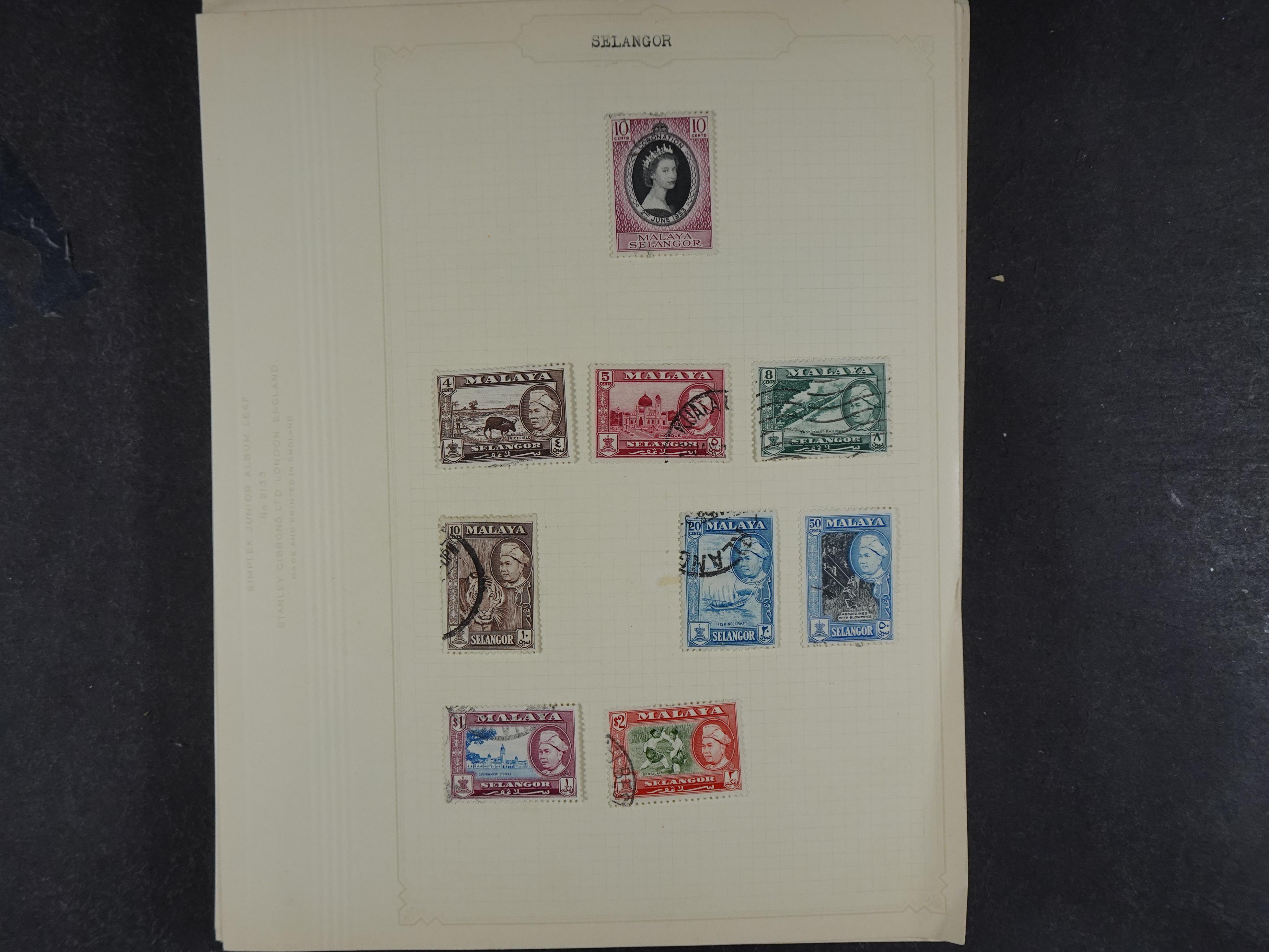 Doos met allerlei materiaal diverse betere zegels en fraaie stempels.
 121