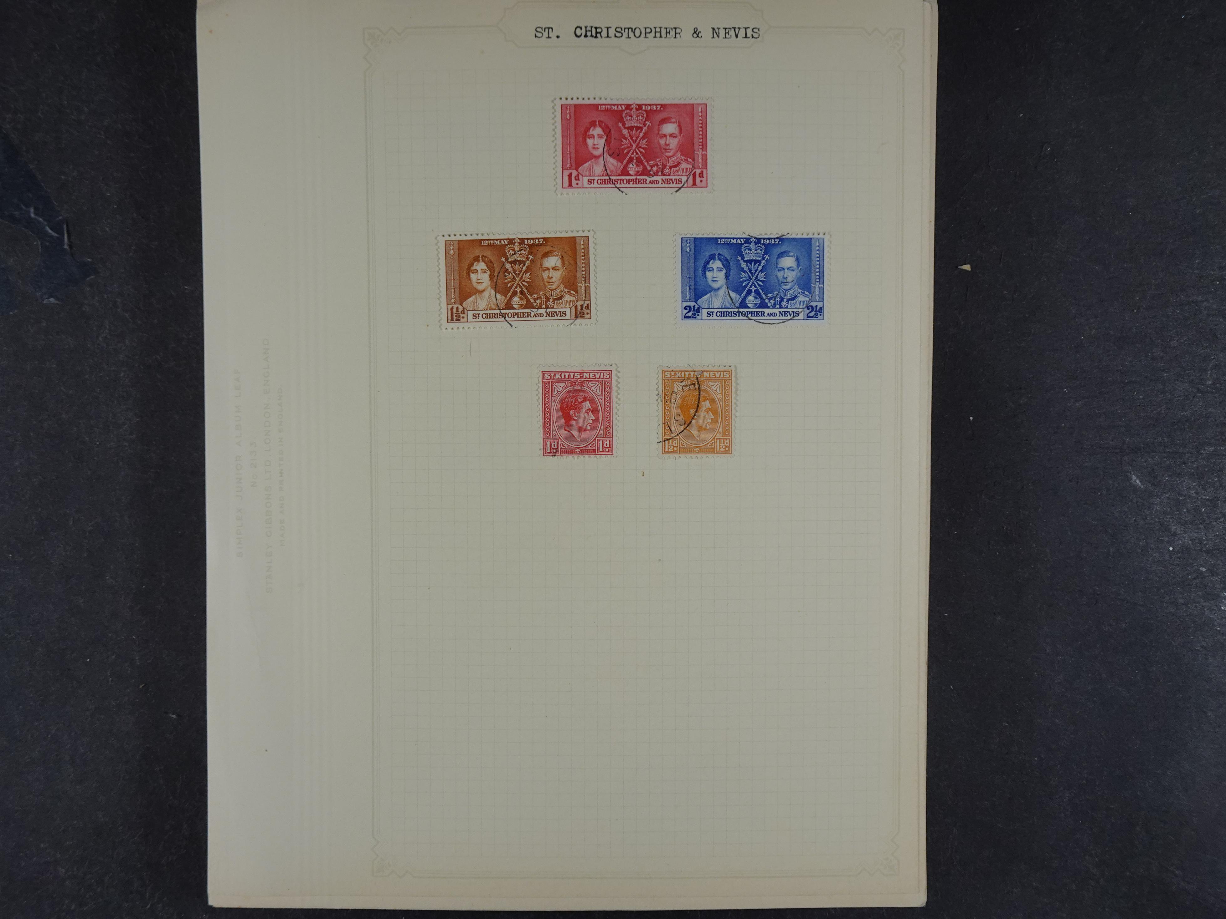 Doos met allerlei materiaal diverse betere zegels en fraaie stempels.
 122