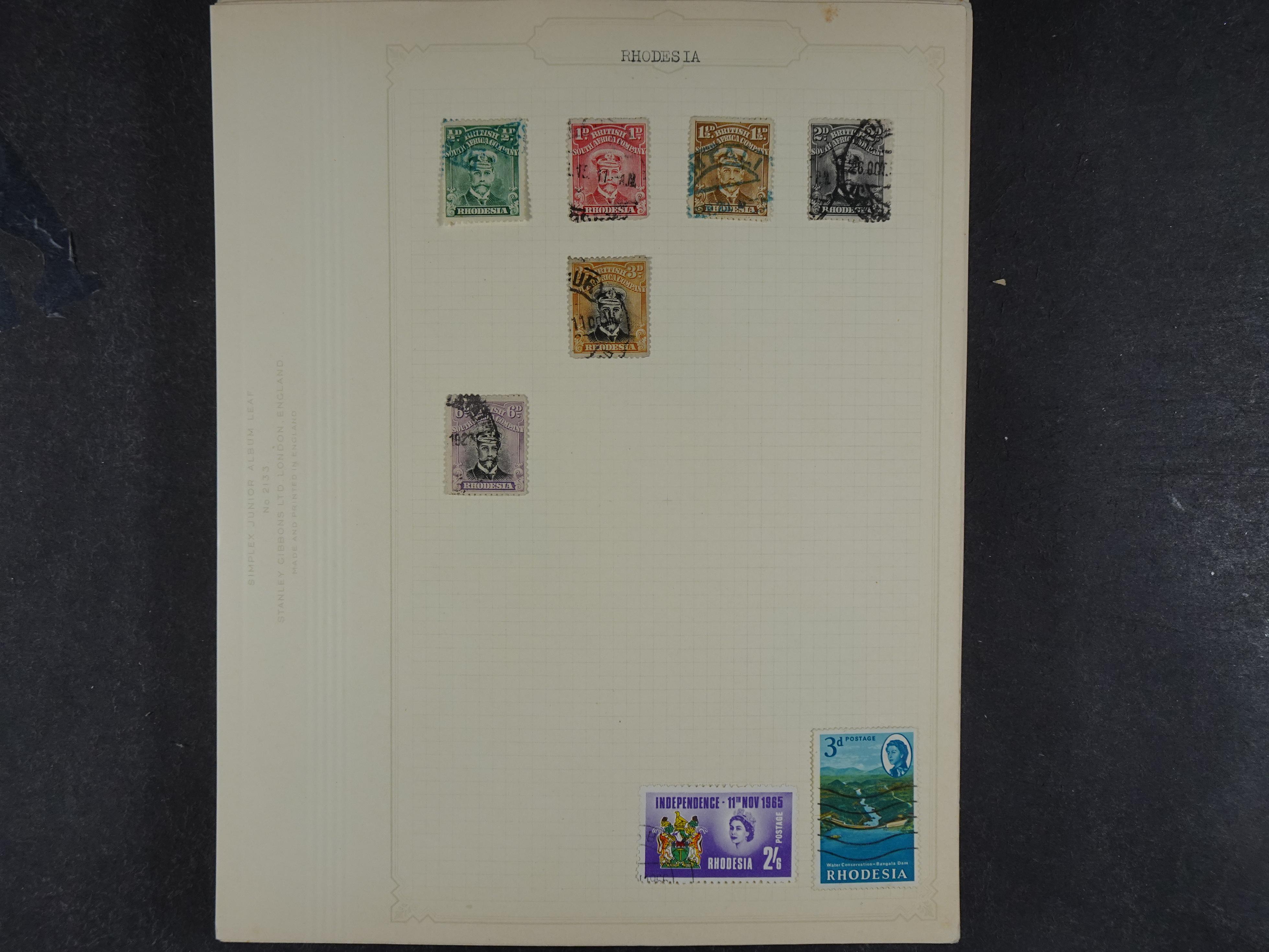 Doos met allerlei materiaal diverse betere zegels en fraaie stempels.
 123